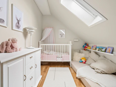 Een veilige en gezonde babykamer inrichting met een stralingsarme babyfoon op afstand van het bed.