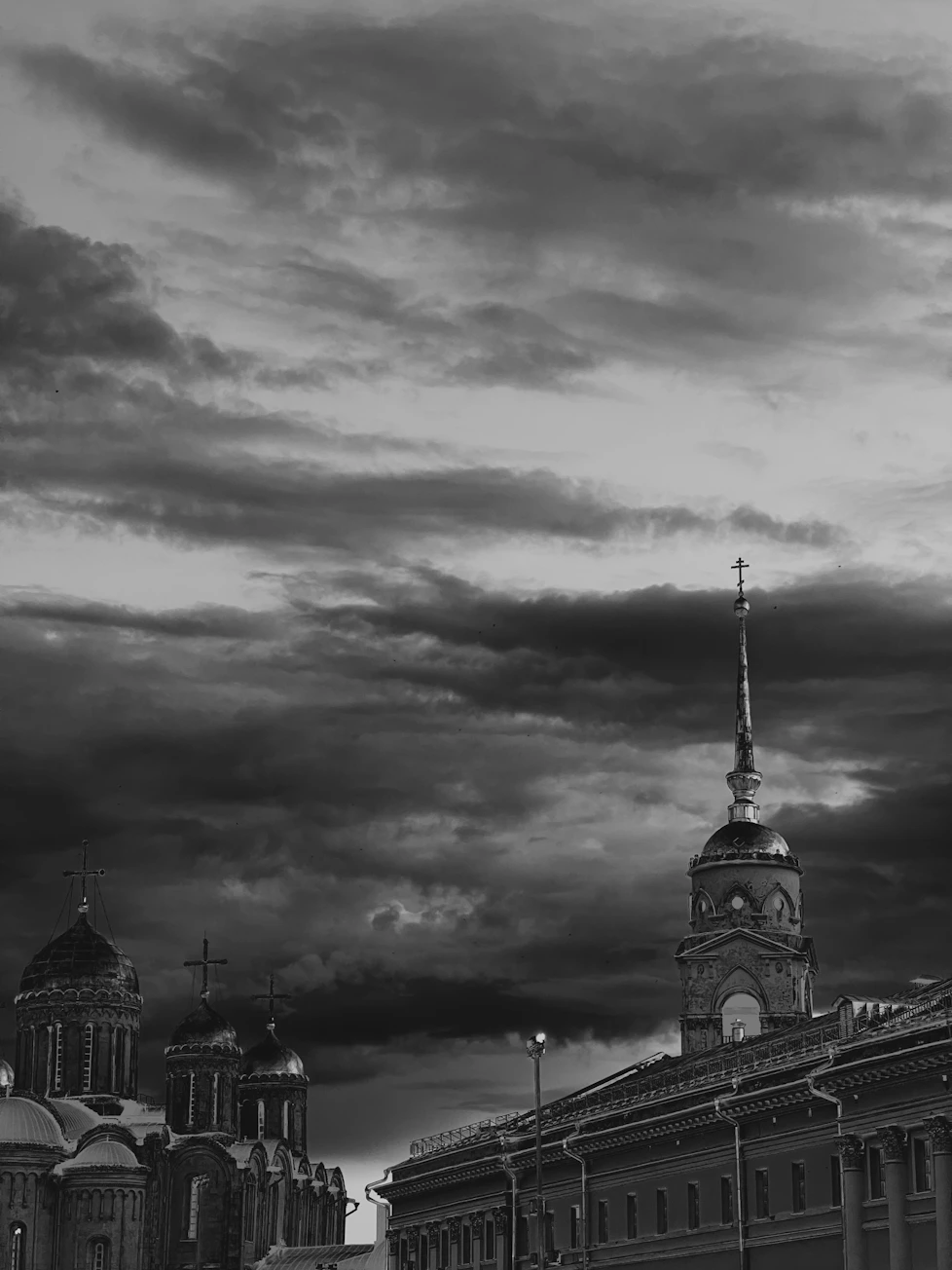 A black and white photo of a cloudy sky