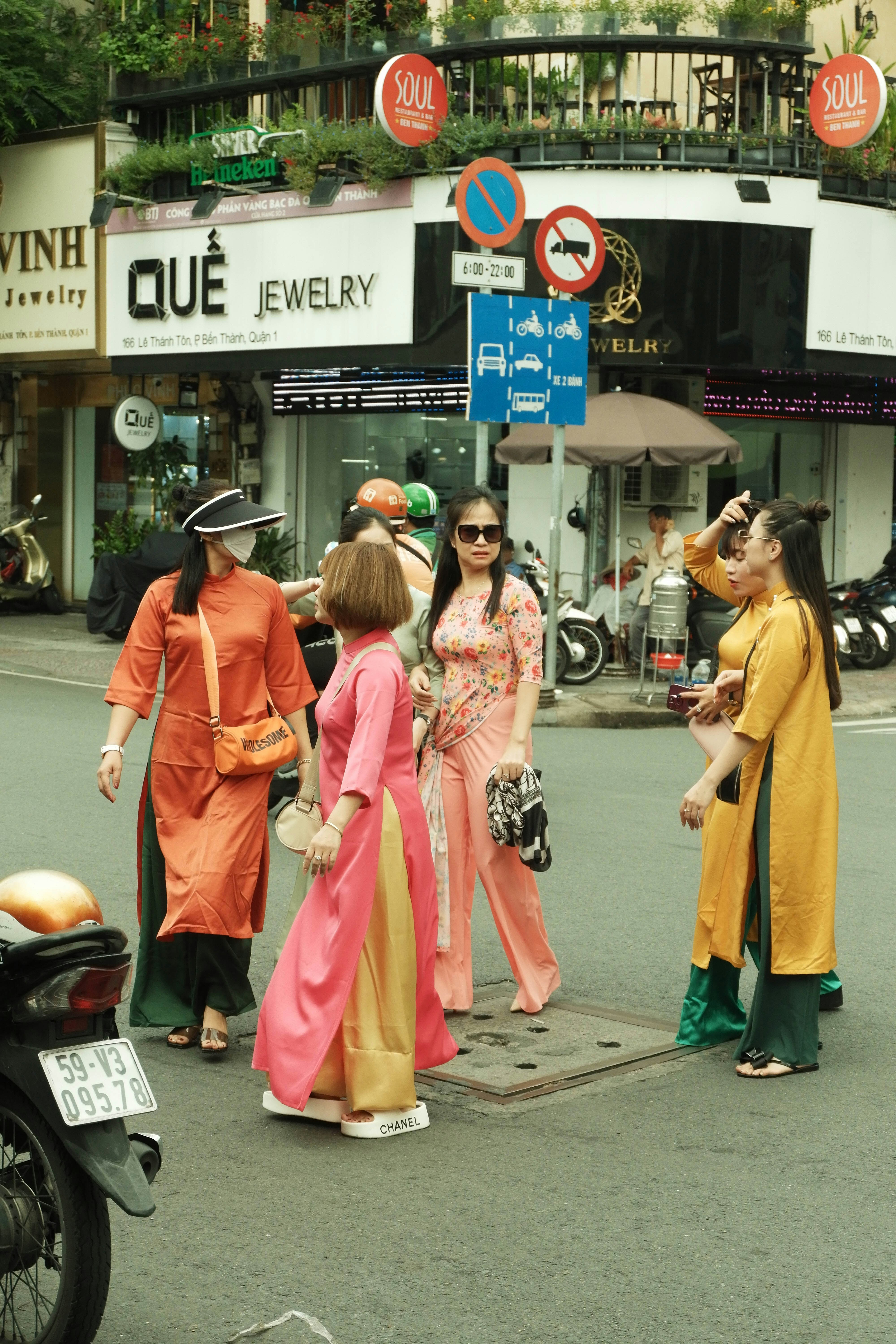 Eine Gruppe von Menschen, die am Straßenrand stehen