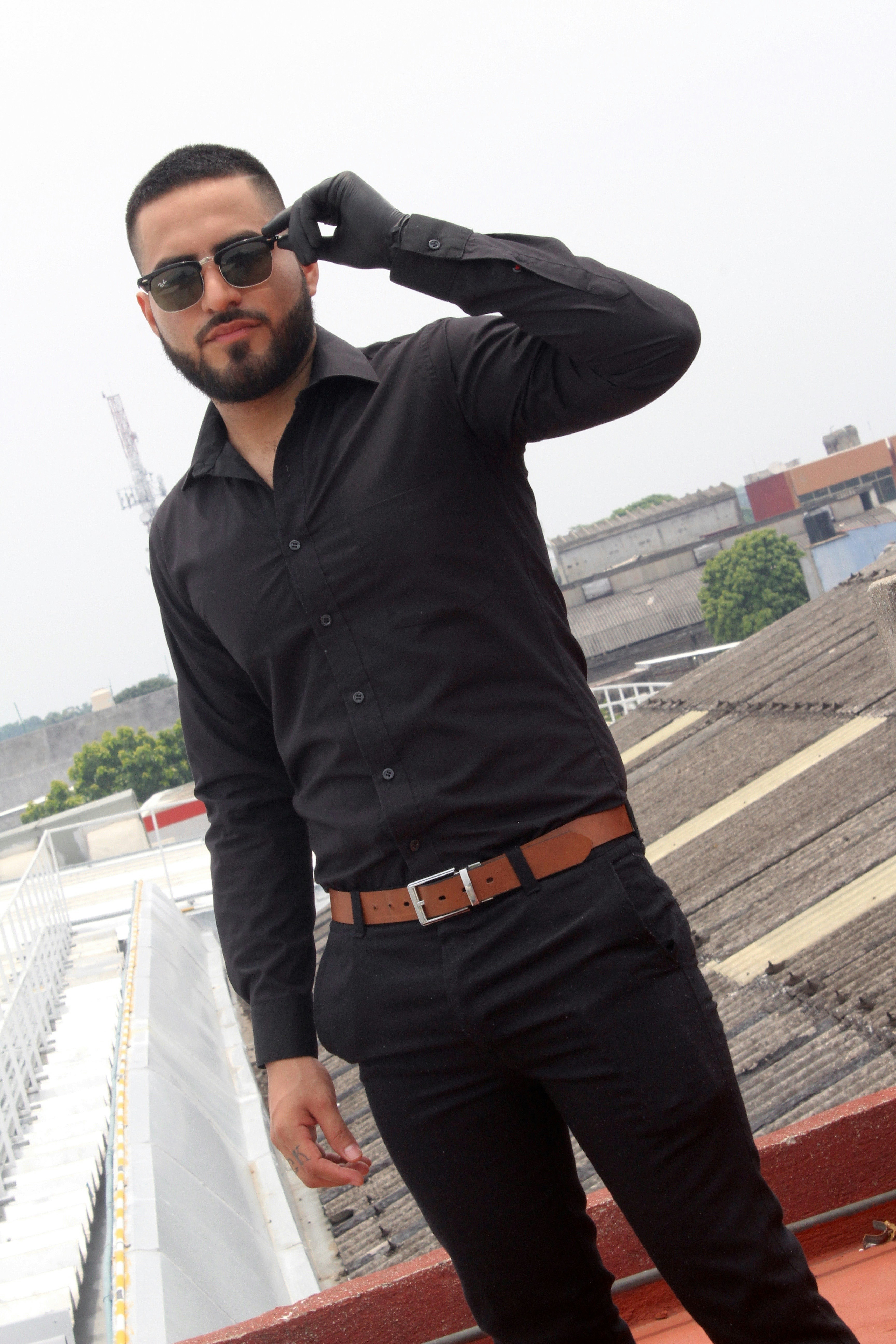 건물 옆 지붕 위에 서 있는 남자