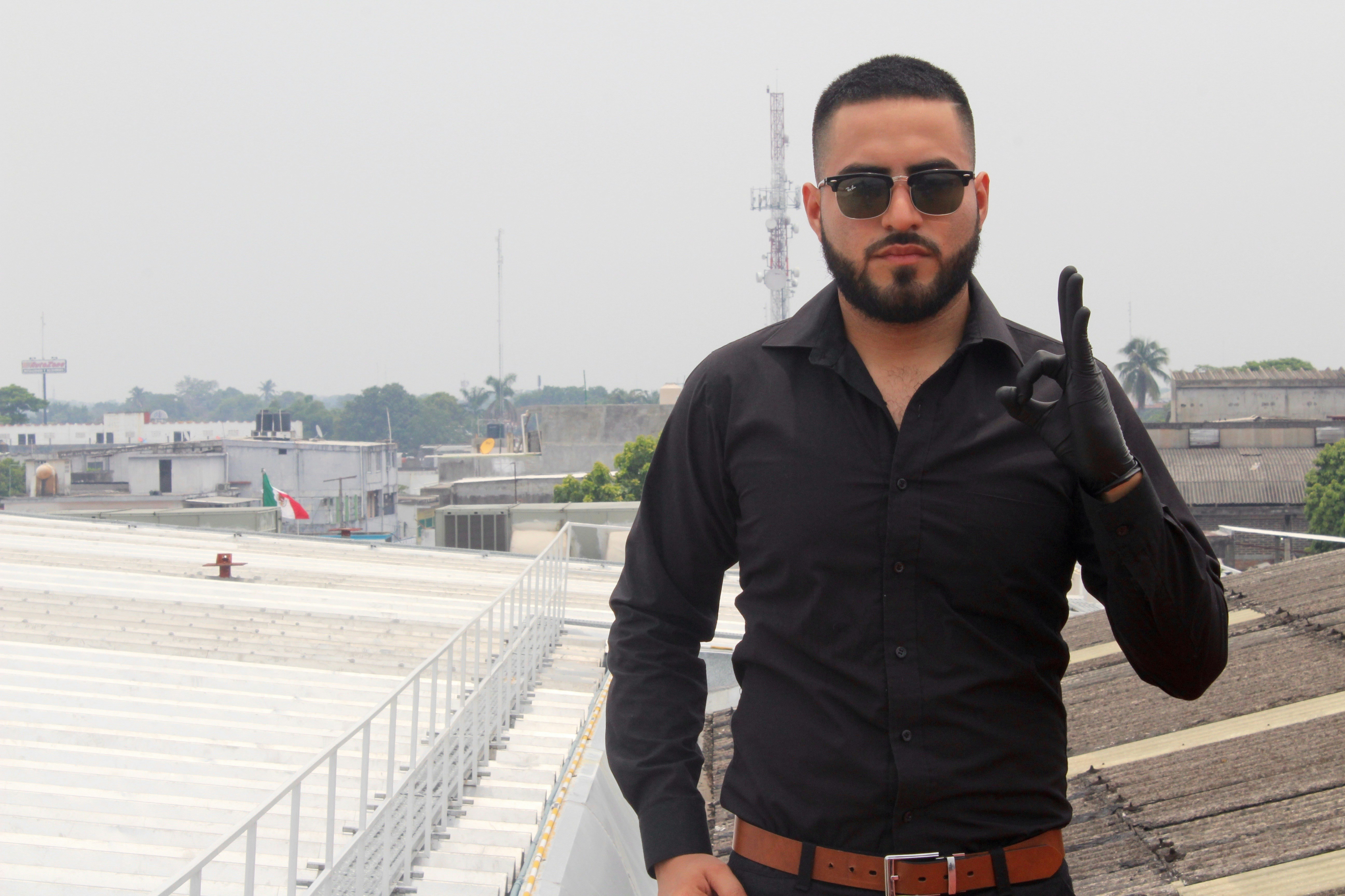 지붕 위에 서서 총을 들고 있는 남자