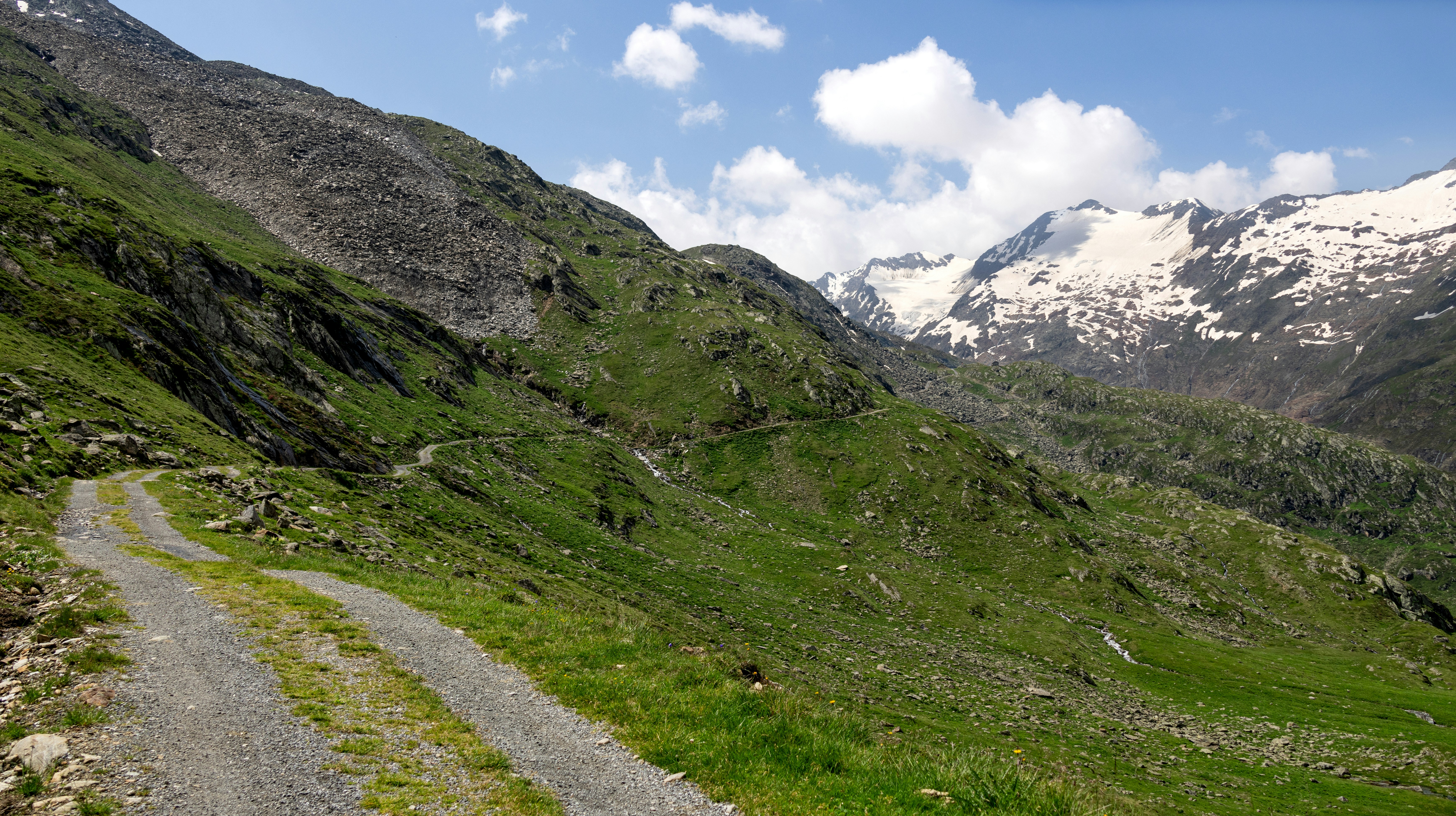 A dirt road in the middle of a mountain