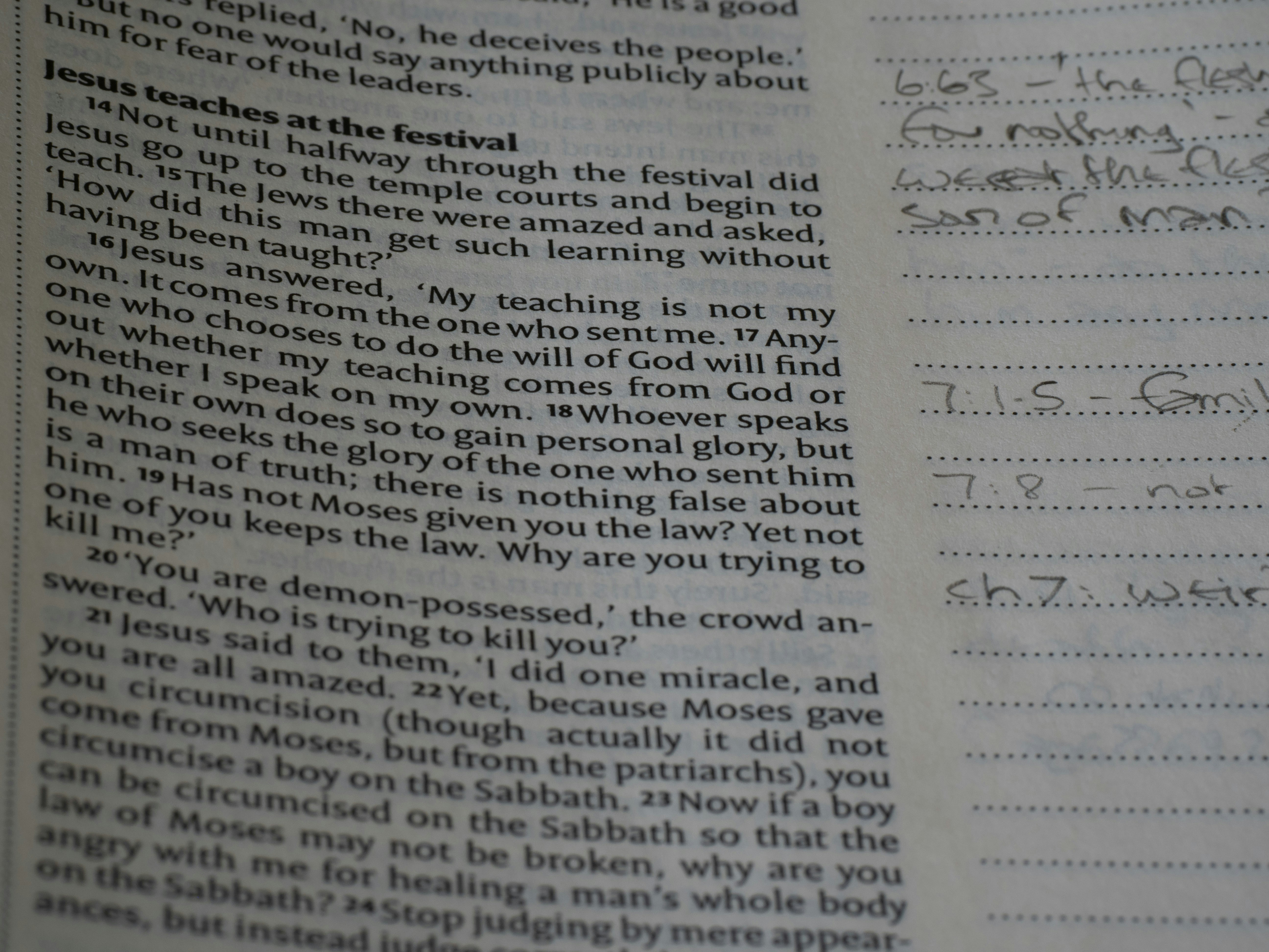 Rüya kelimesinin tarihsel ve etimolojik kökenini simgeleyen, eski bir kitap sayfası üzerinde duran büyüteç ve antik yazı detayları.