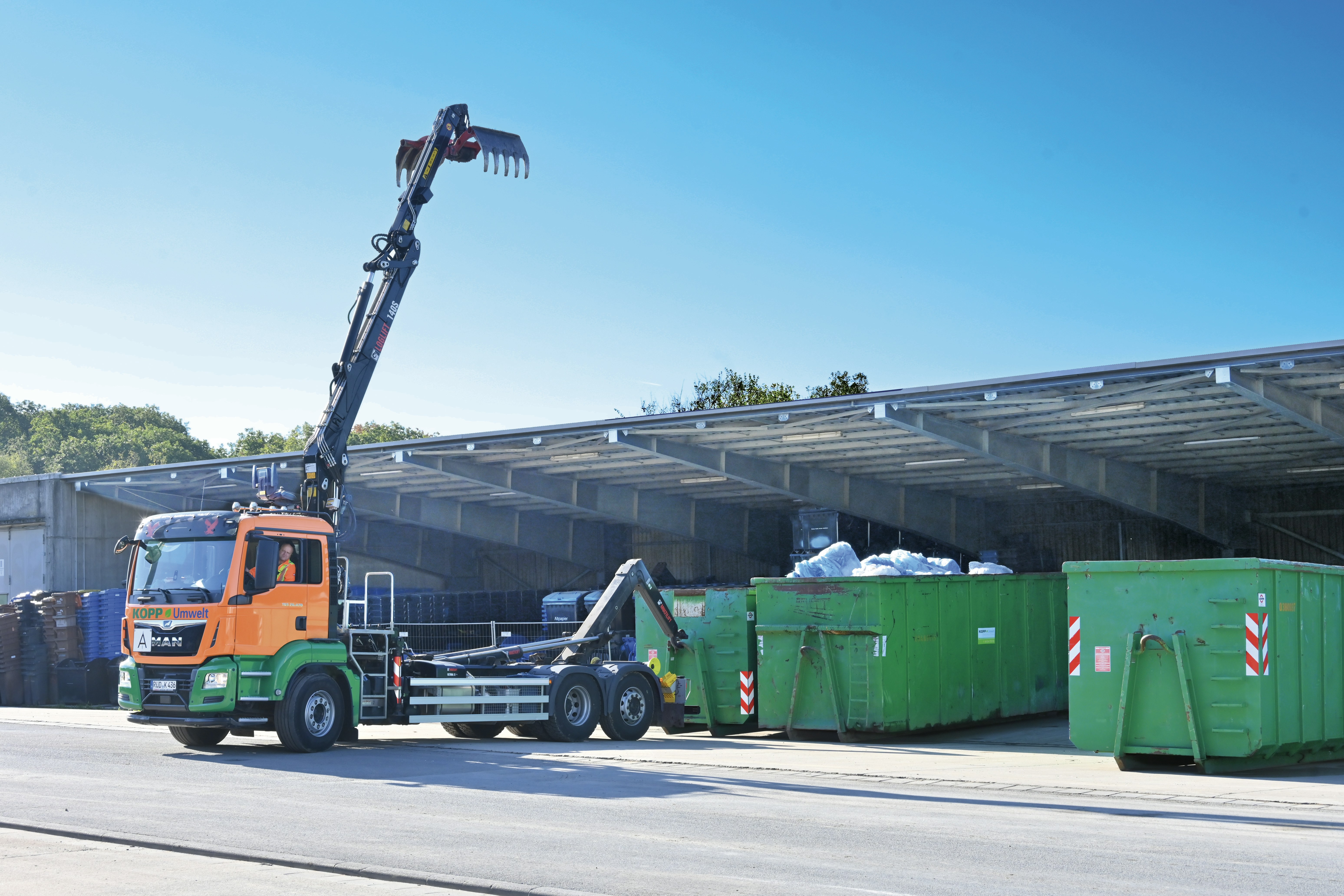 Kopp Umwelt Abrollkran mit 40 m³ Abrollcontainer.