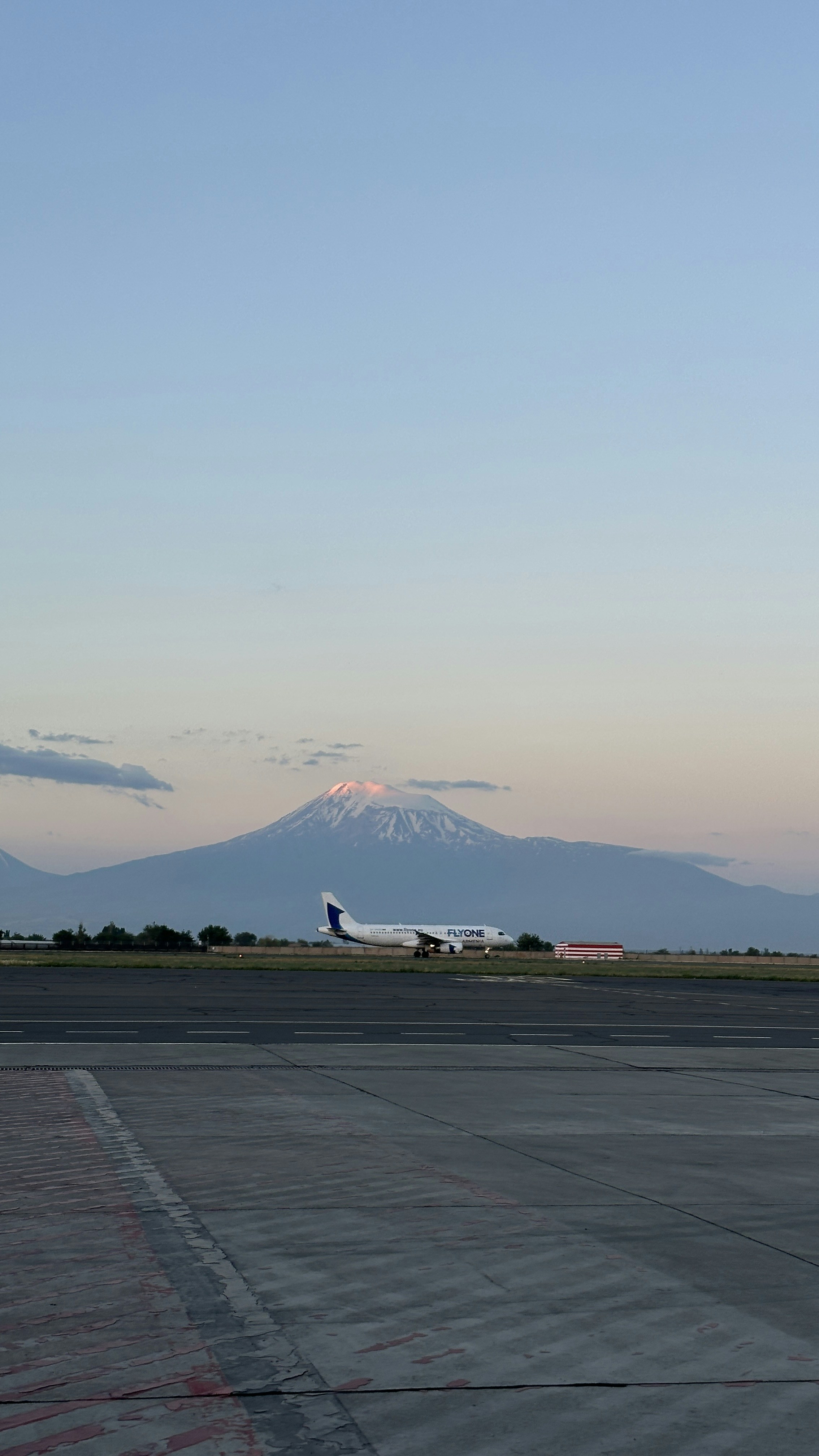 Ein großes Flugzeug sitzt auf dem Rollfeld eines Flughafens