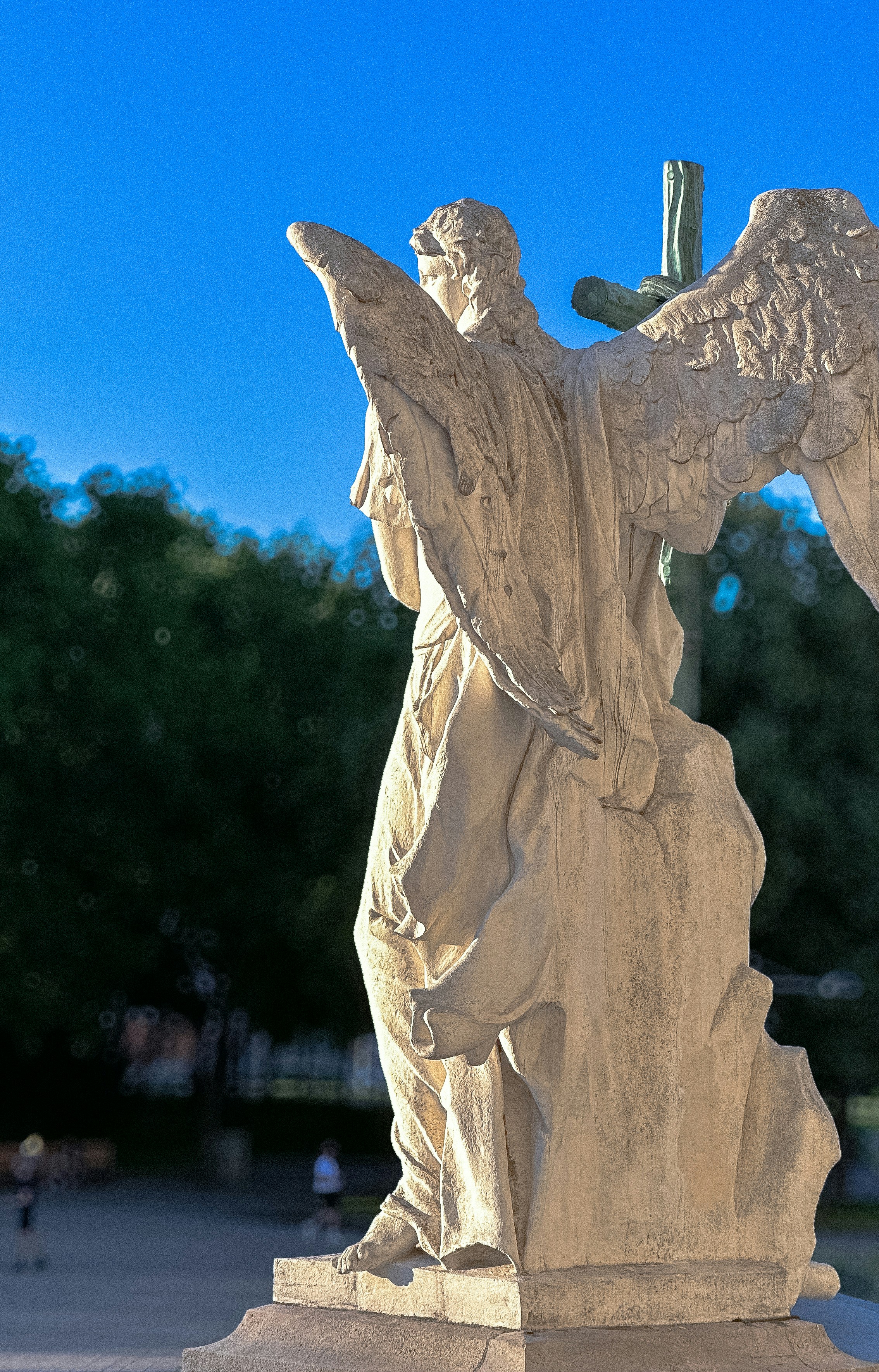 Eine Statue eines Engels, der ein Kreuz hält
