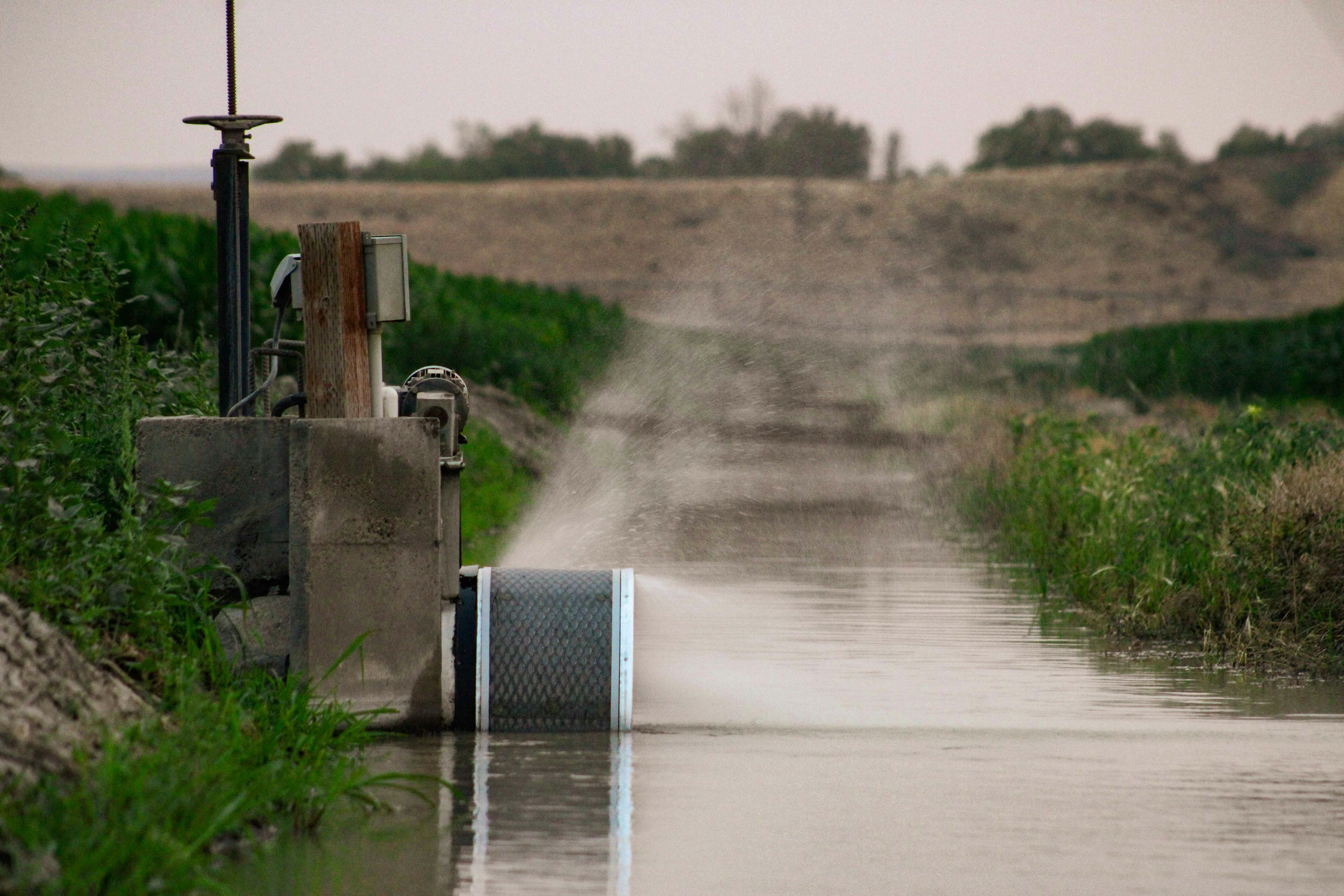 Ein Lastwagen, der eine überflutete Straße entlangfährt