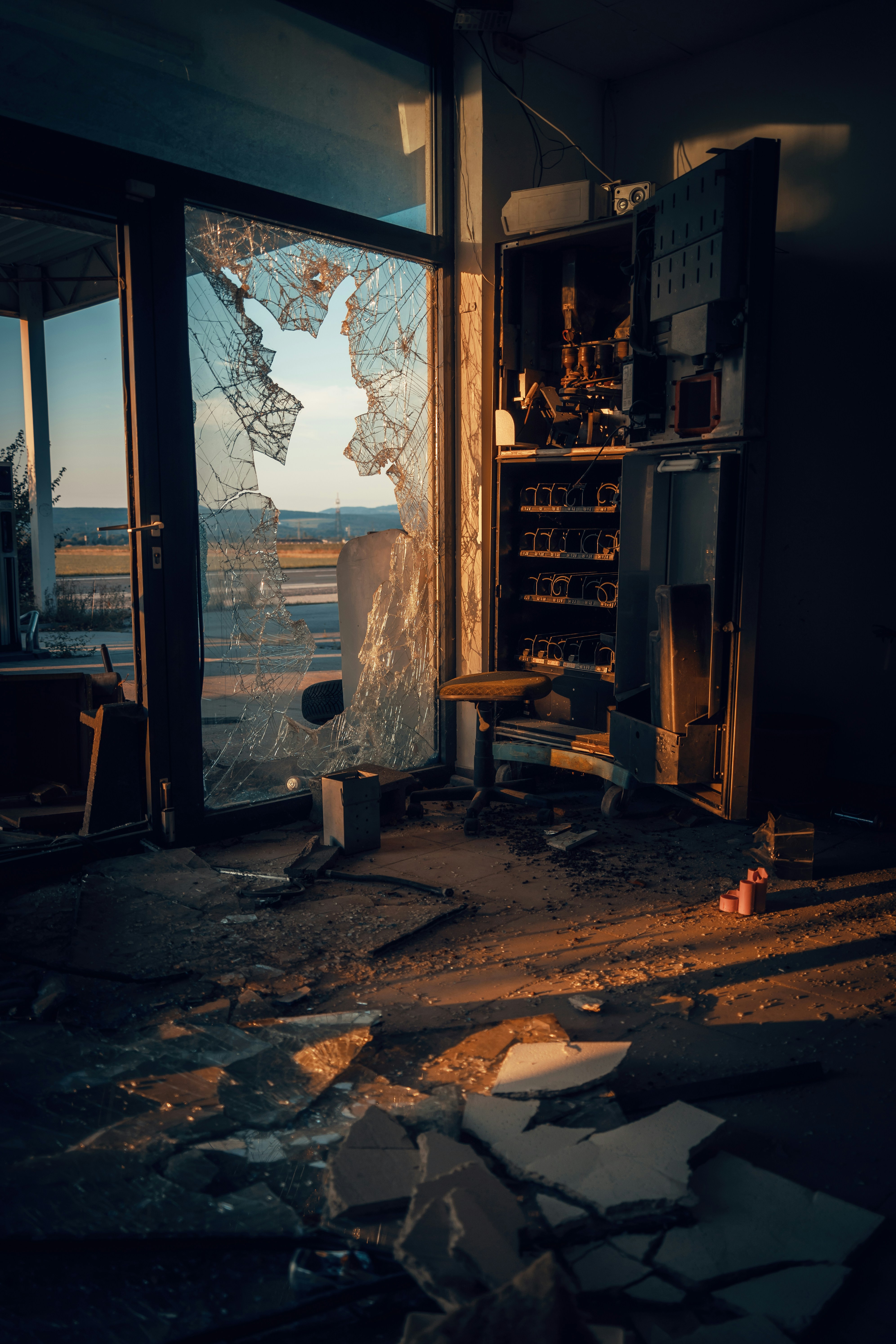 Una habitación con una puerta de vidrio rota y una ventana rota foto ...