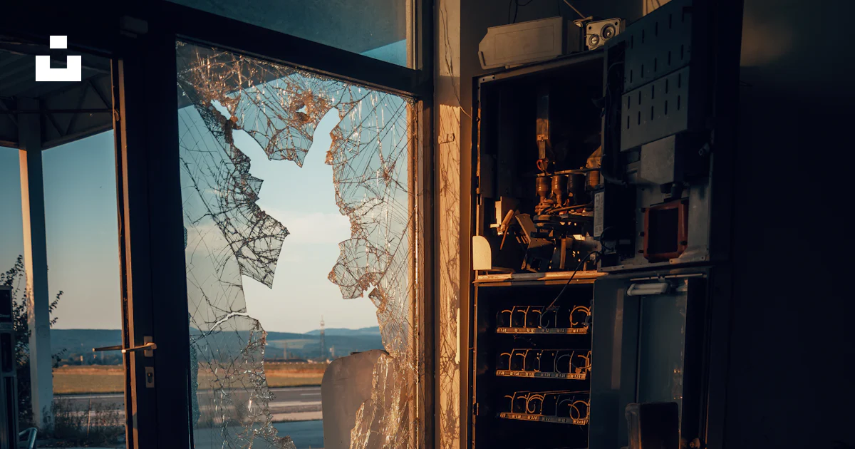 Una habitación con una puerta de vidrio rota y una ventana rota foto ...