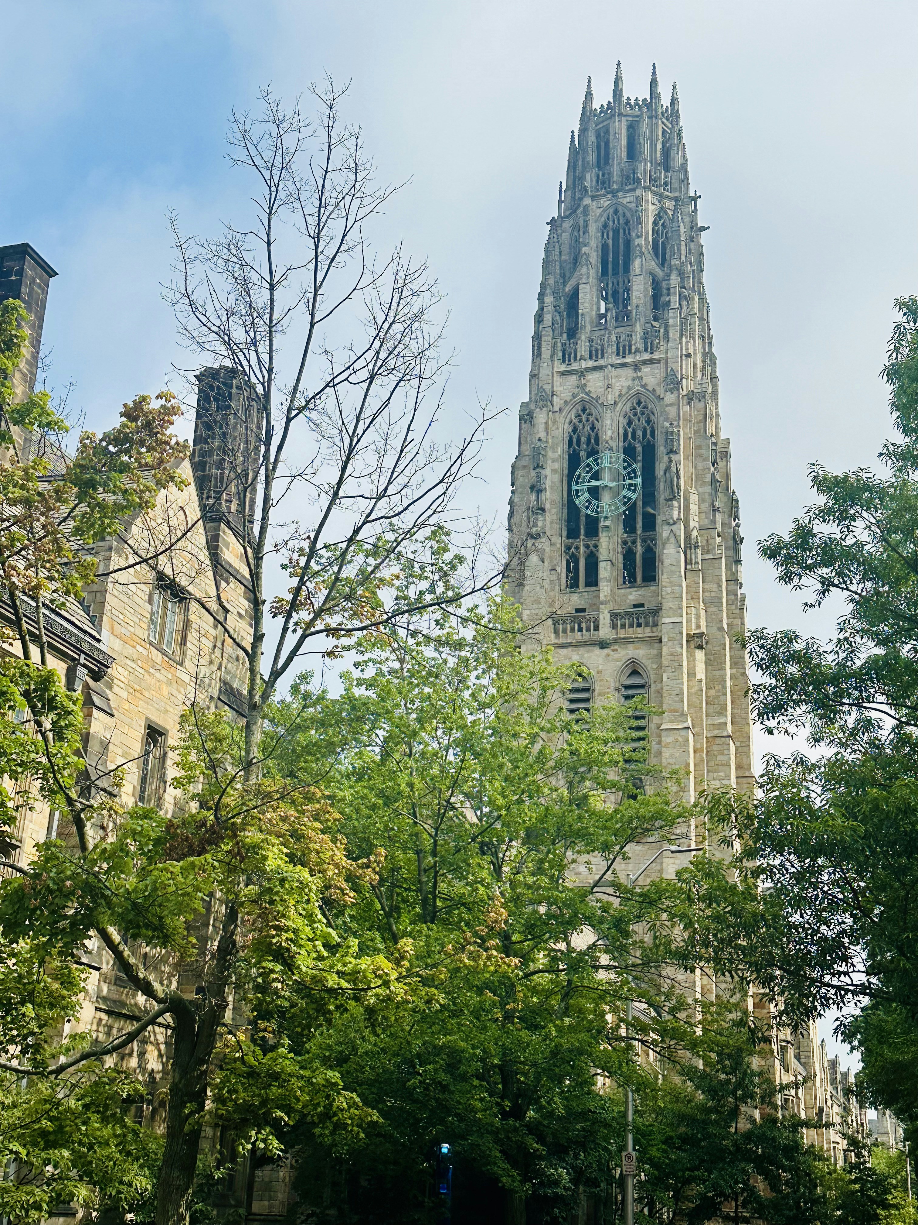 Ein hohes Gebäude mit einer Uhr an der Vorderseite