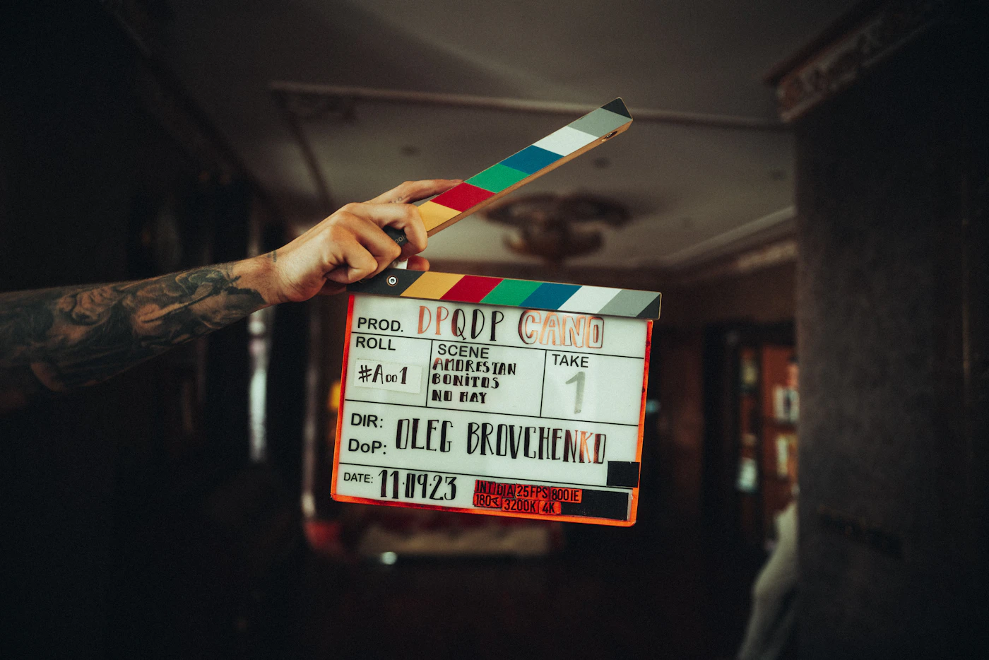 Una persona sosteniendo una claqueta en un set de filmación
