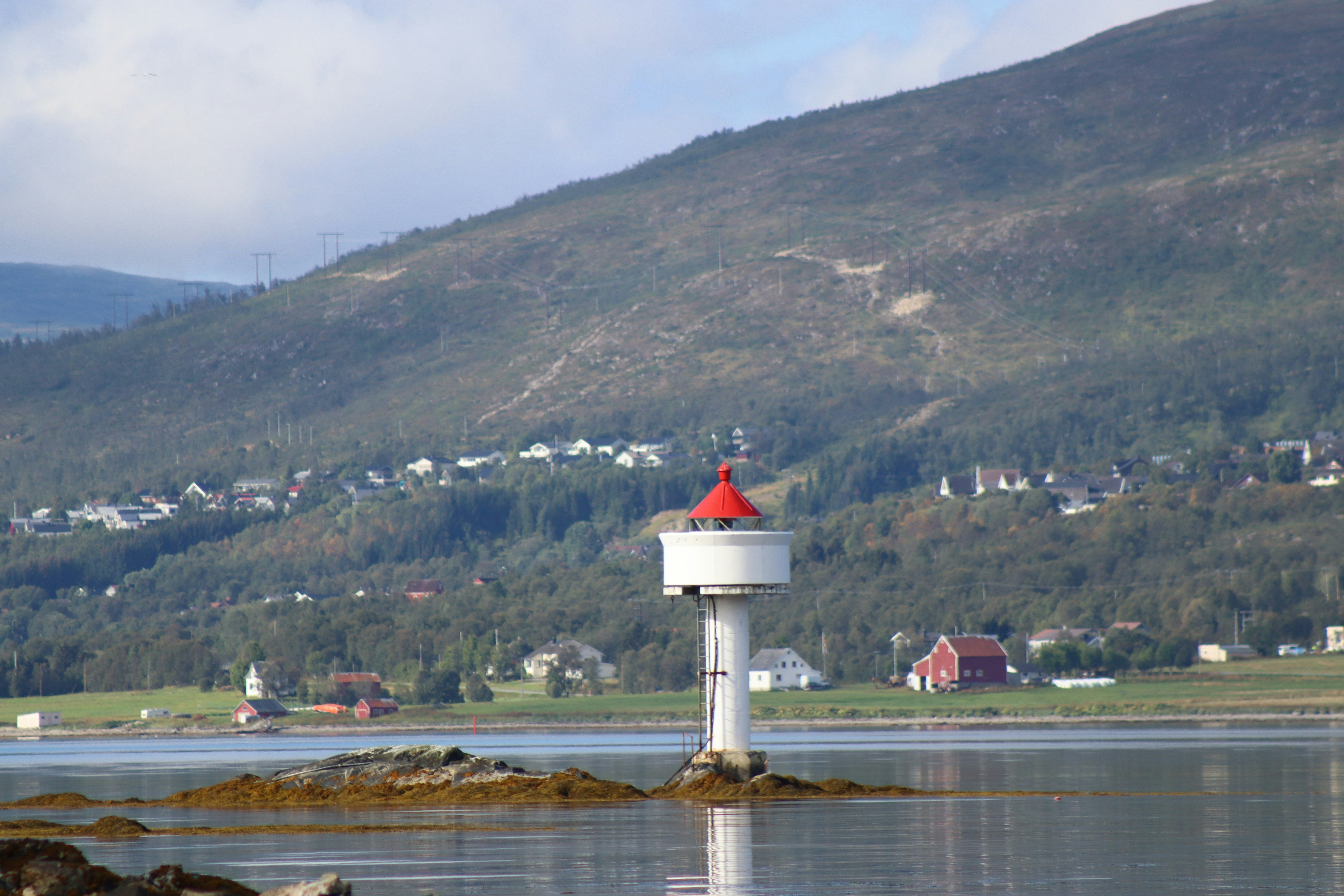 Ein Leuchtturm auf einer kleinen Insel mitten in einem See