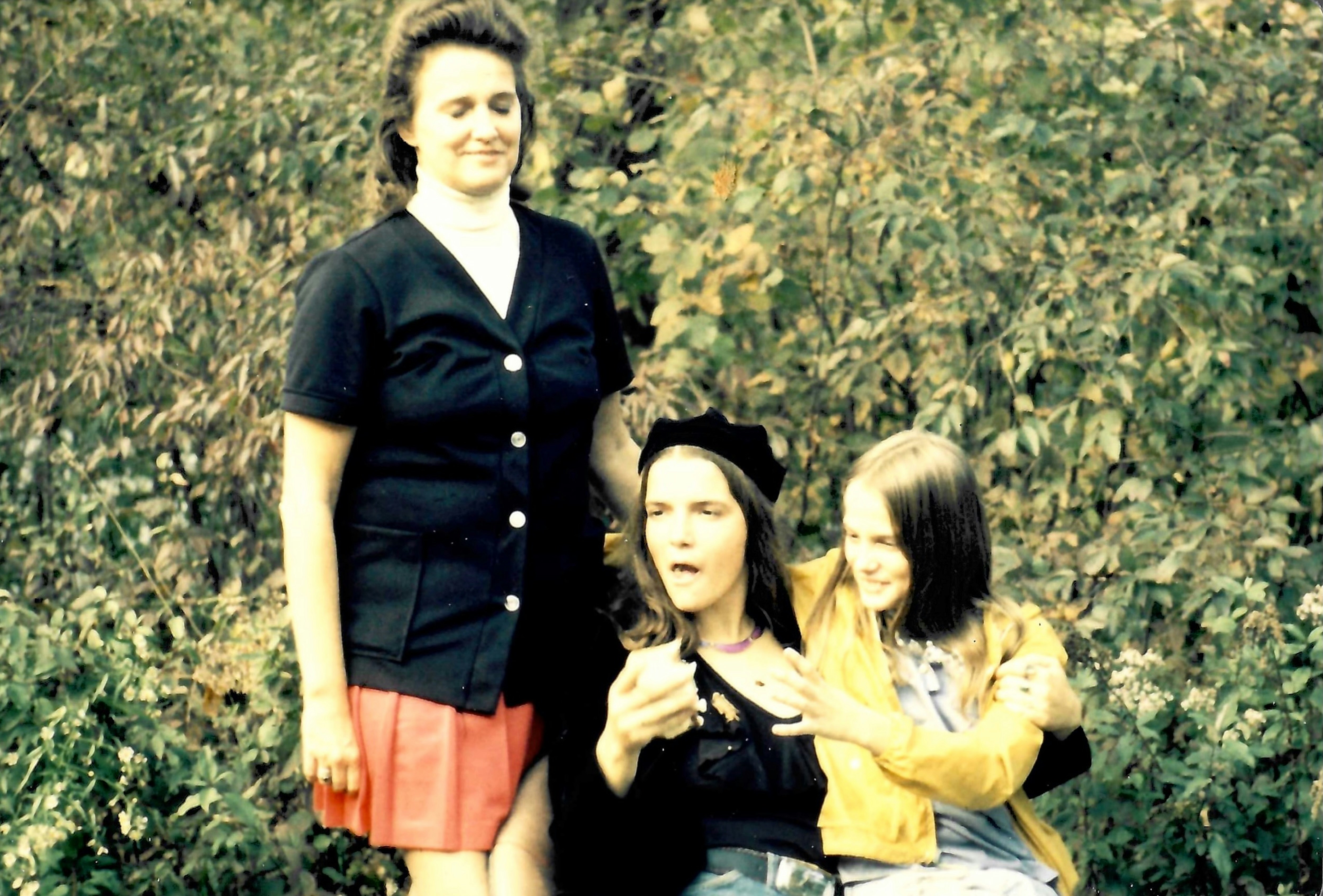 Eine Gruppe von drei Frauen, die nebeneinander stehen