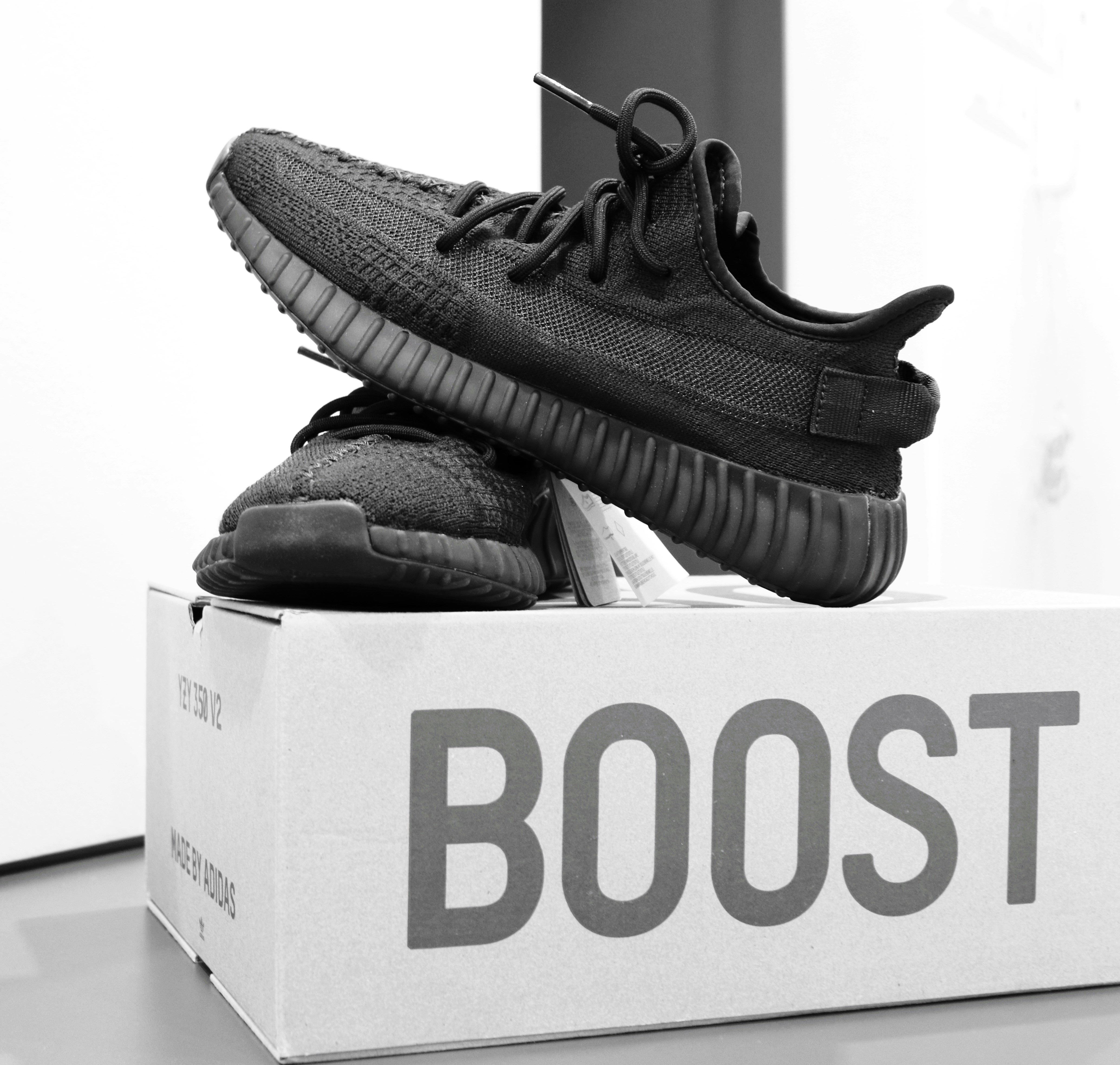 Una foto en blanco y negro de un par de zapatos en una caja