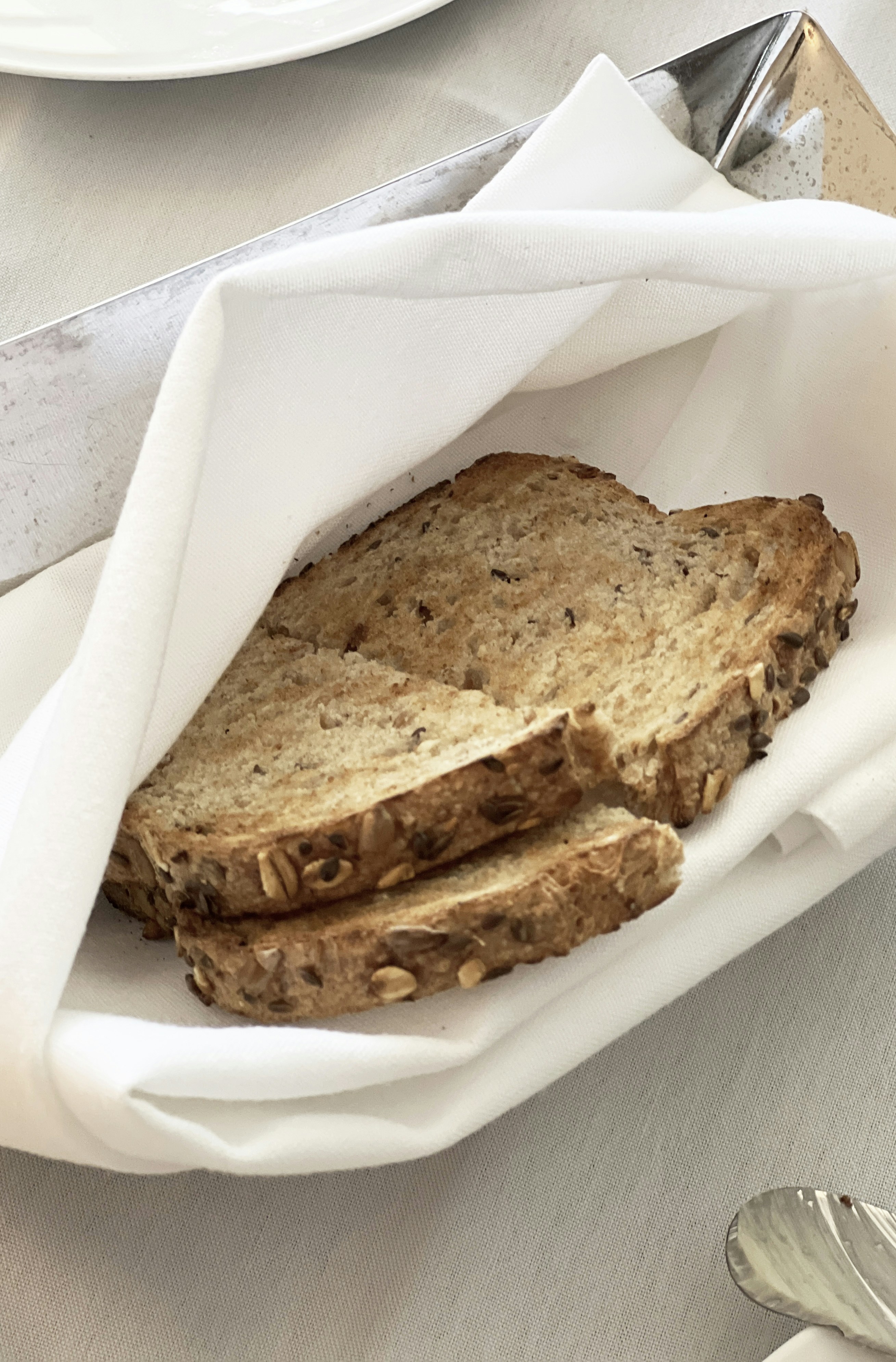 Un pezzo di pane seduto sopra un piatto bianco