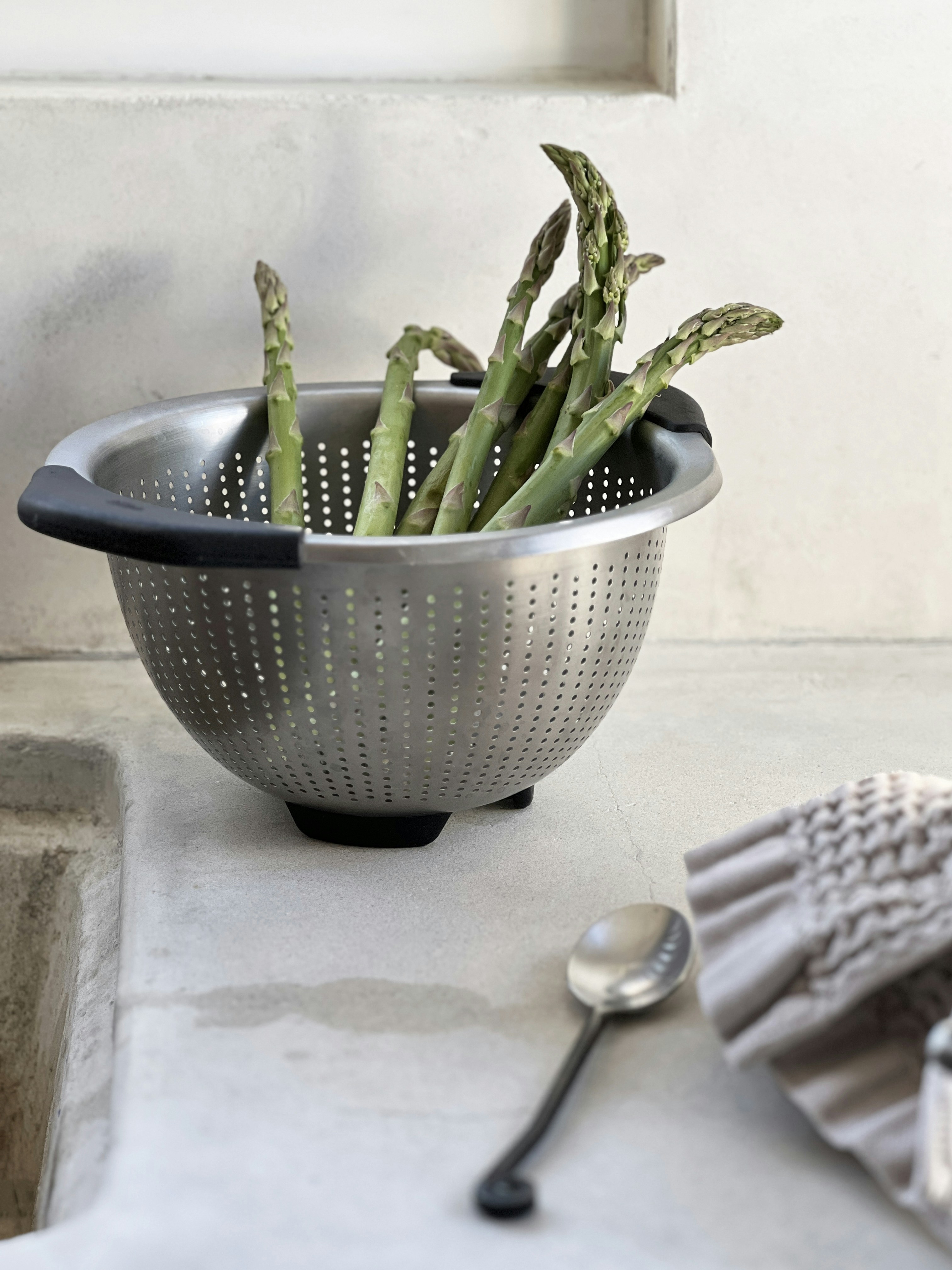 Una ciotola di asparagi appoggiata su un bancone