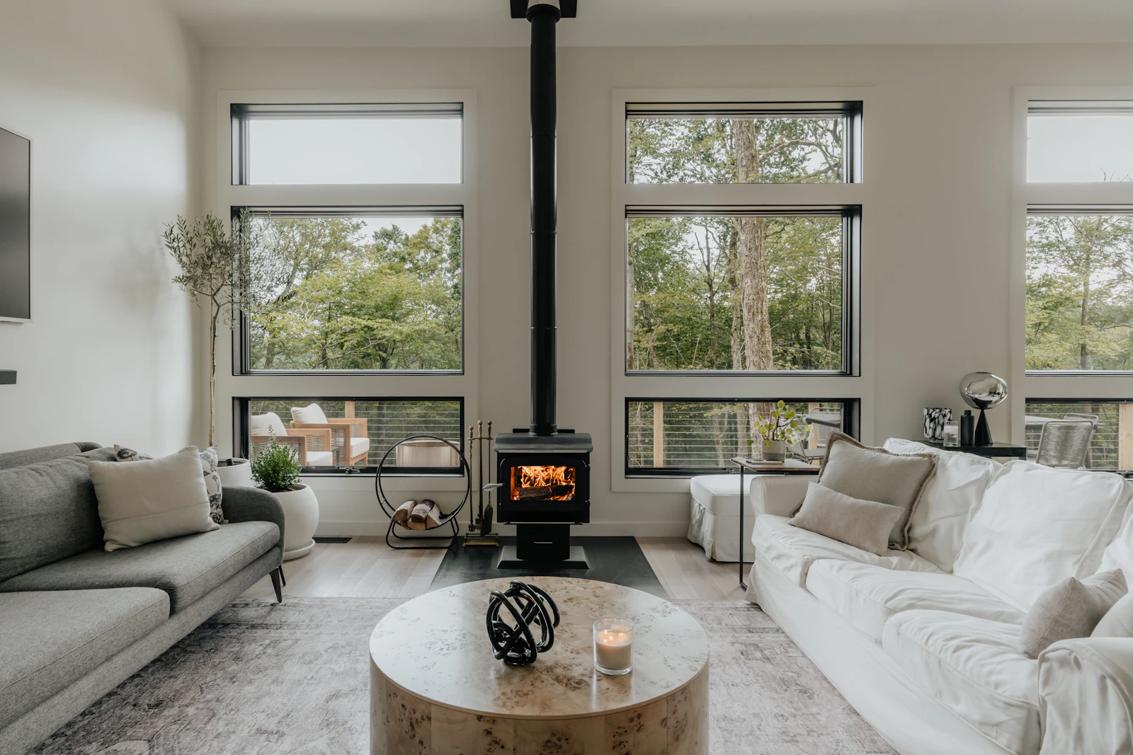 Salon lumineux aux tons clairs, bois naturel et textiles doux, ambiance scandinave