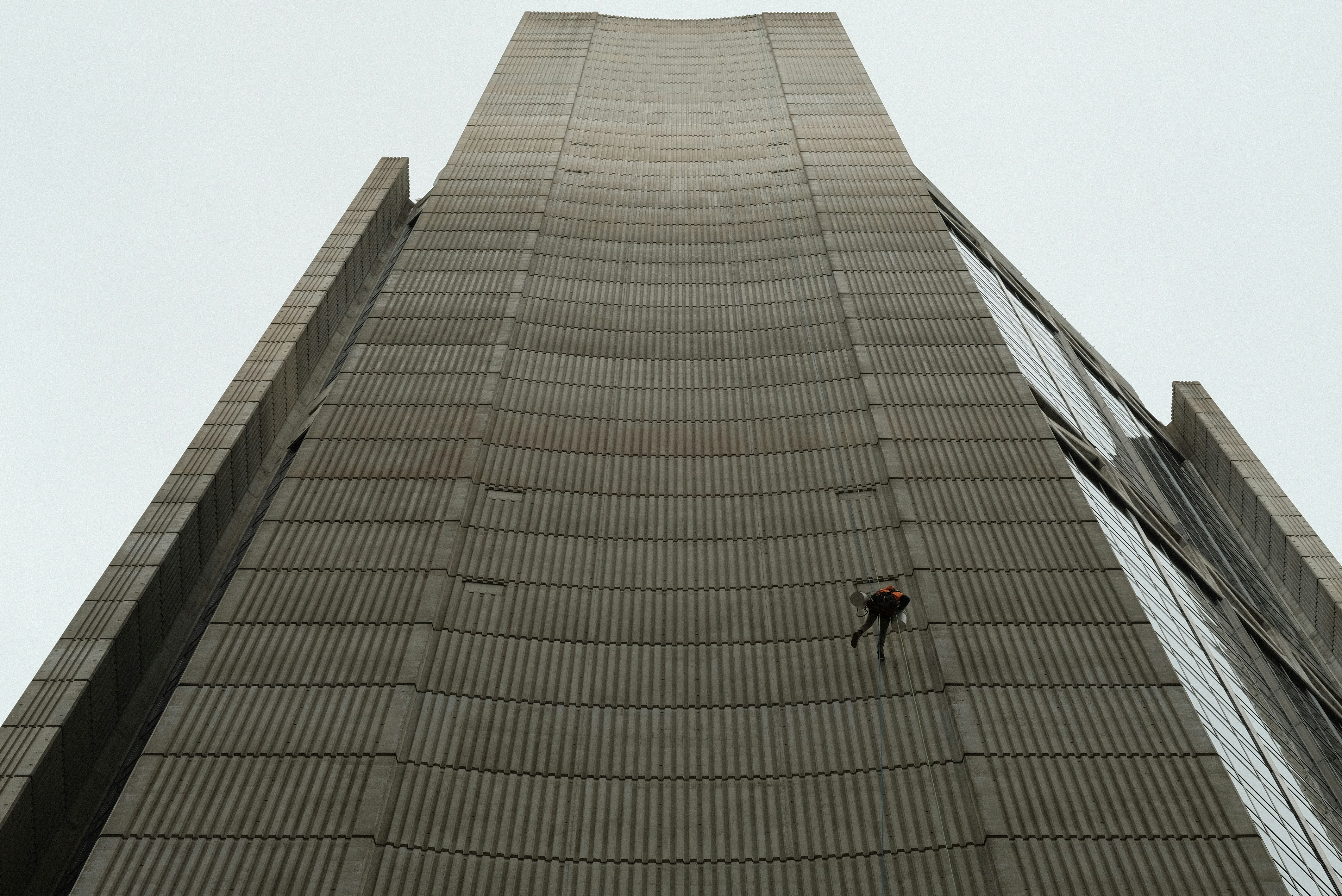 Cleaner cleaning the building side