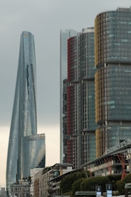 A very tall building in the middle of a city