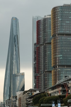 A very tall building in the middle of a city