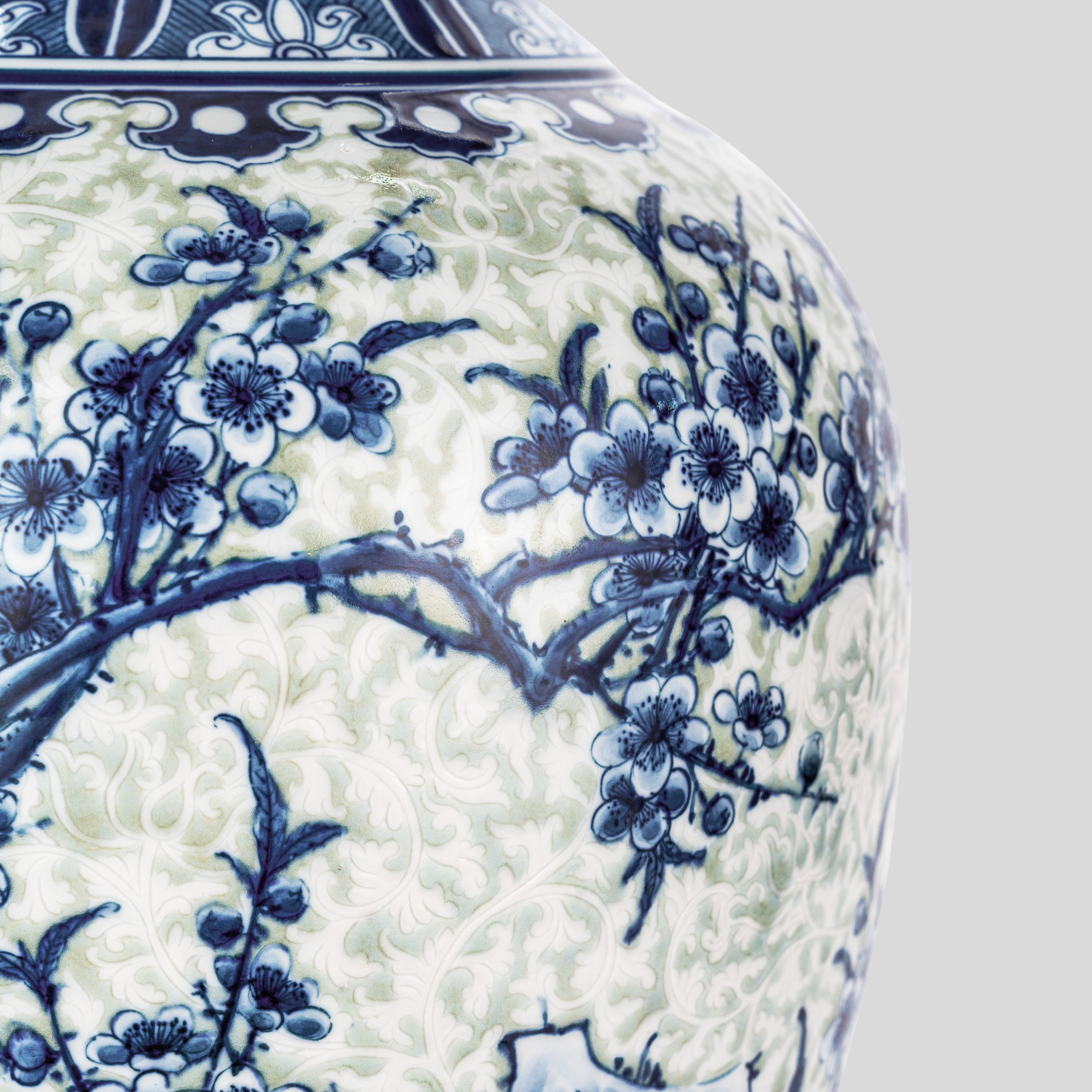 Eine blau-weiße Vase mit Blumen darauf