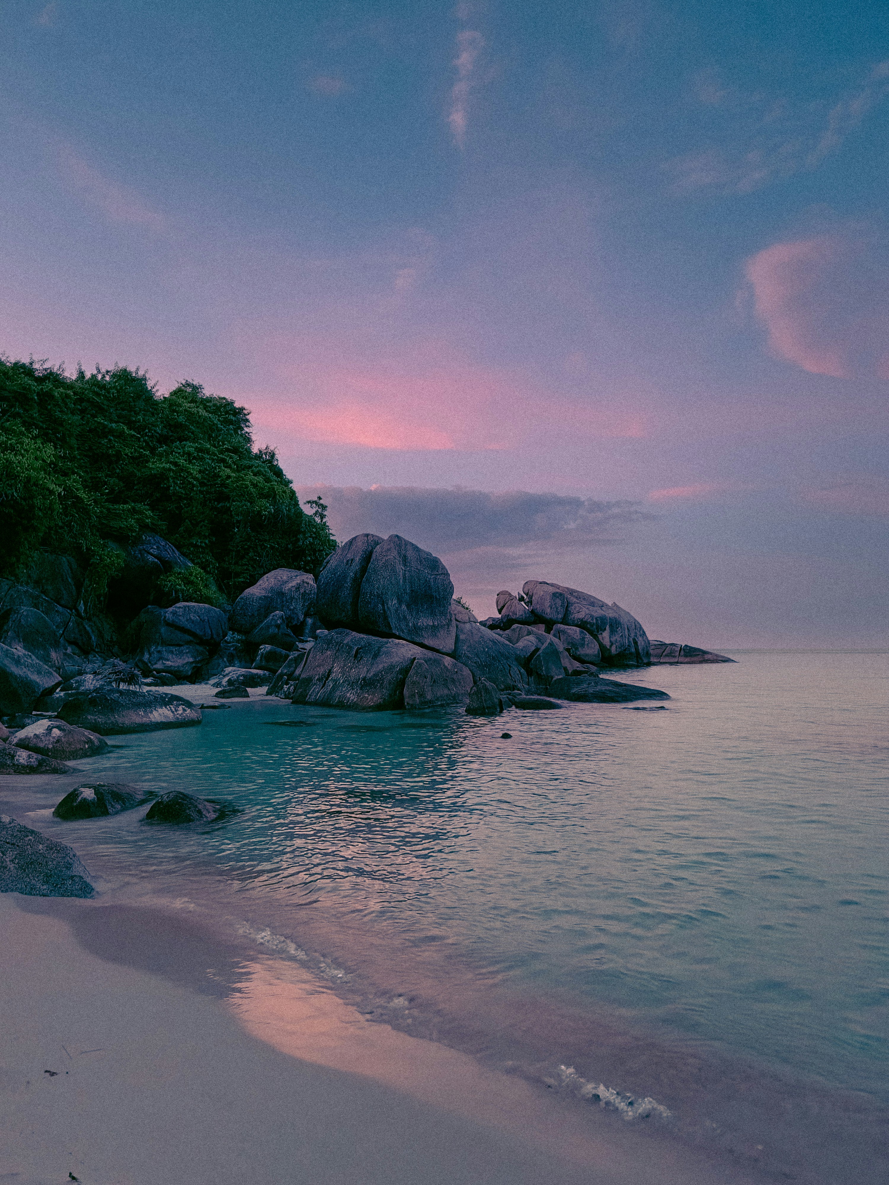 Une plage qui a quelques rochers