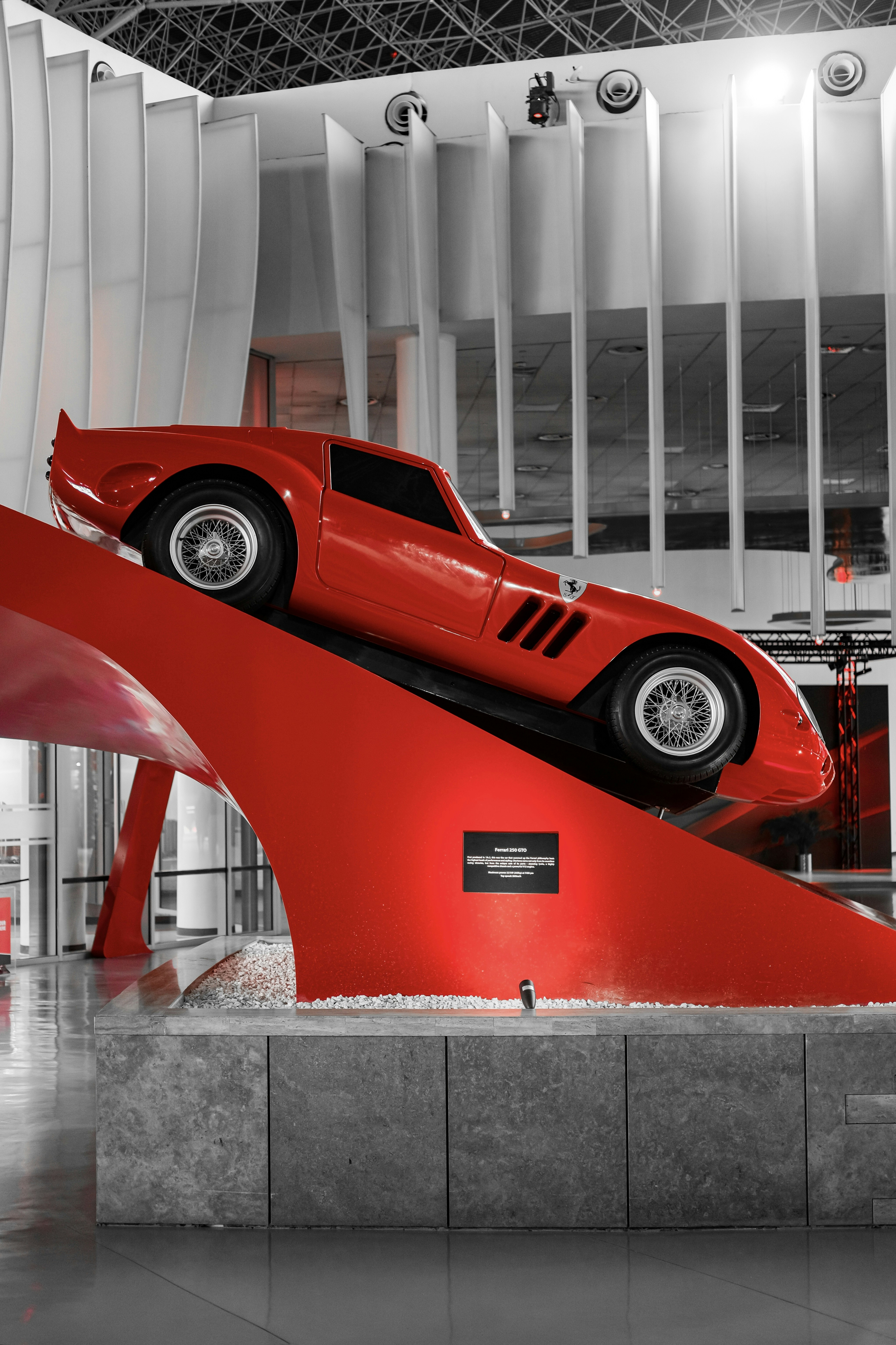 Sebuah mobil merah dipamerkan di museum