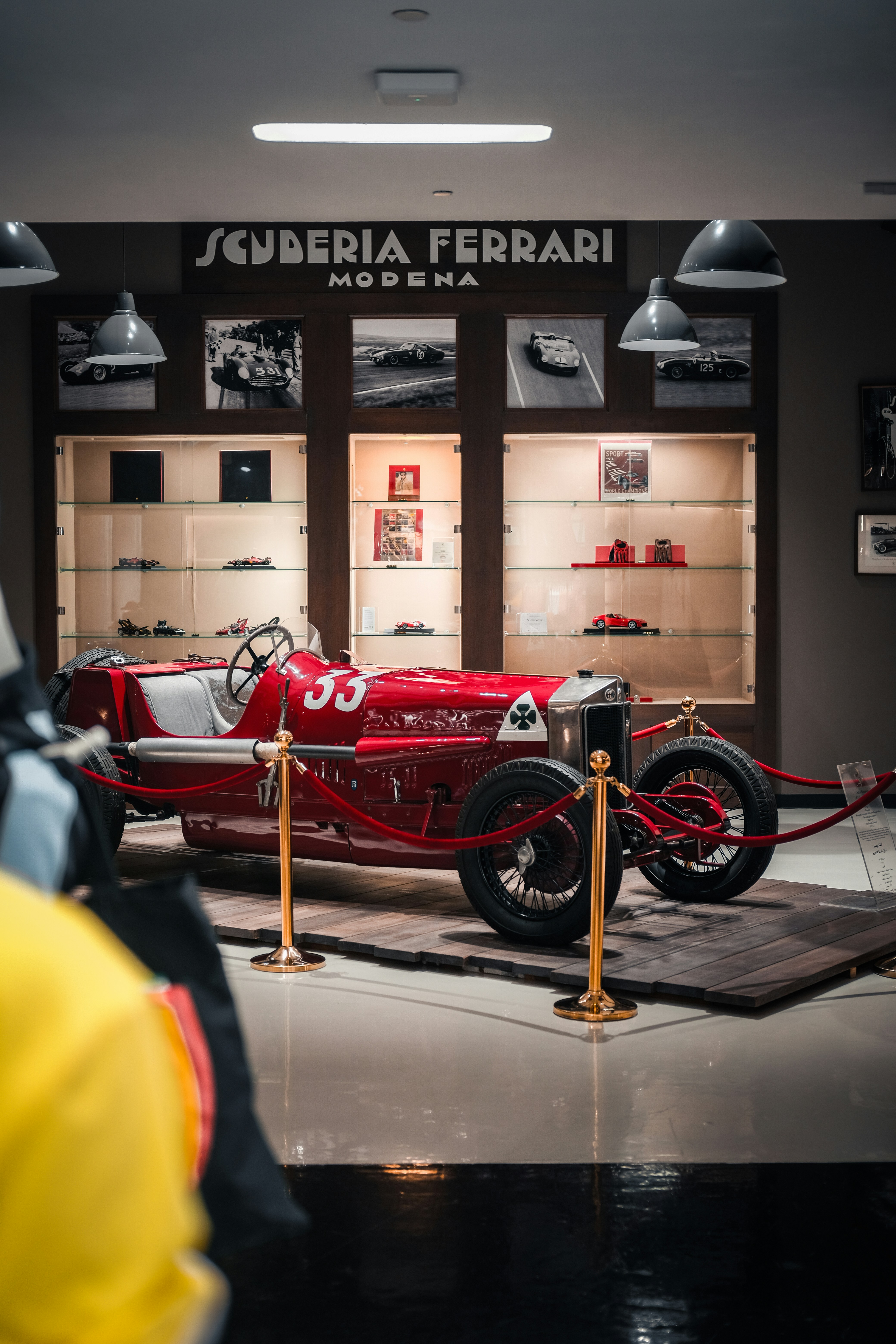 Sebuah mobil antik dipamerkan di museum