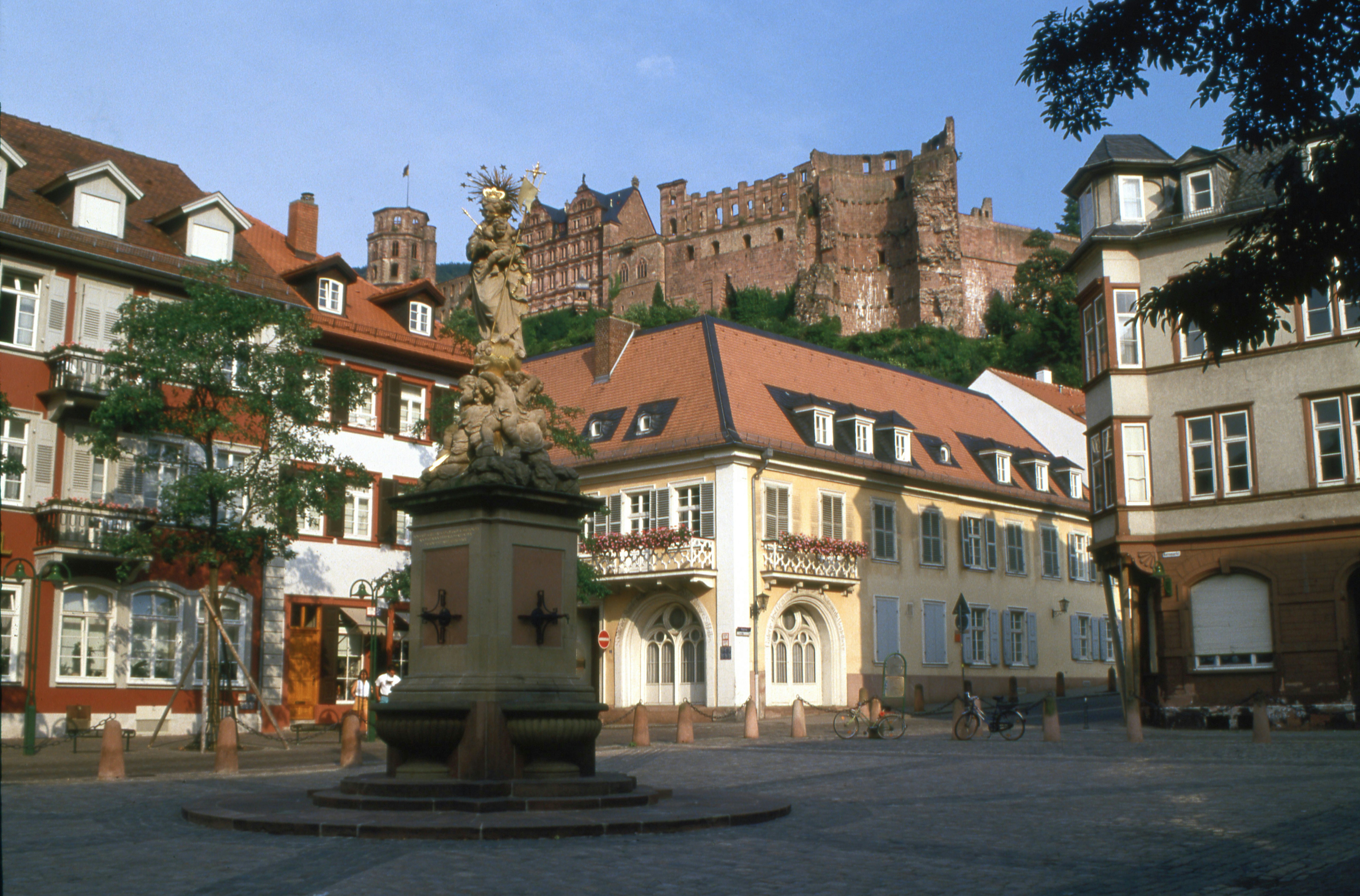A town square with a statue in the middle of it