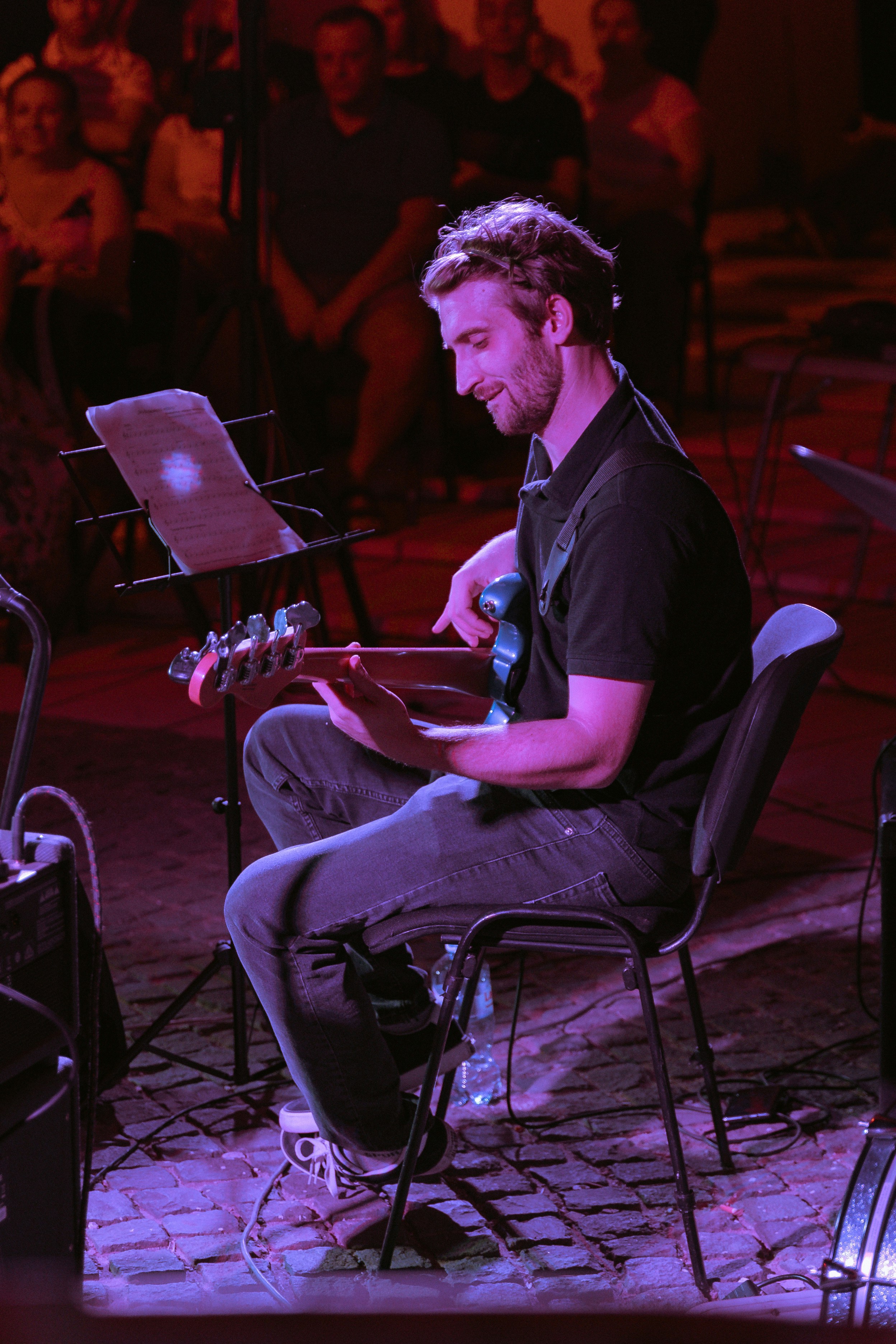 Bir konser etkinliğinde sahne alan bir müzisyen