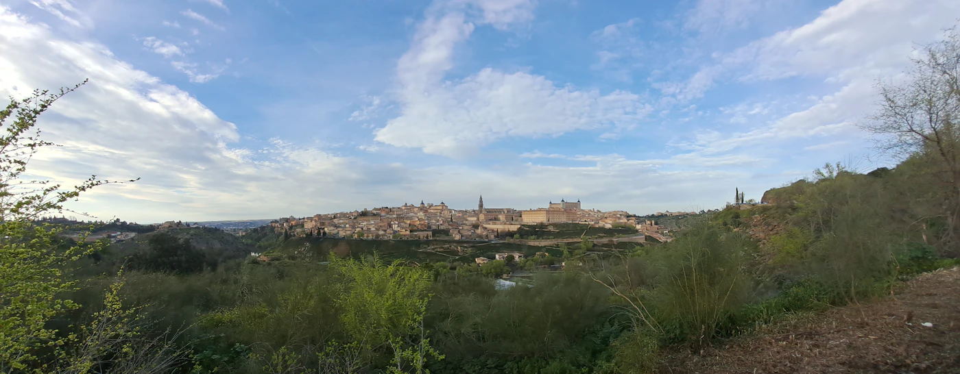 Vista panorámica de Toledo y su casco histórico sobre el río Tajo, España
