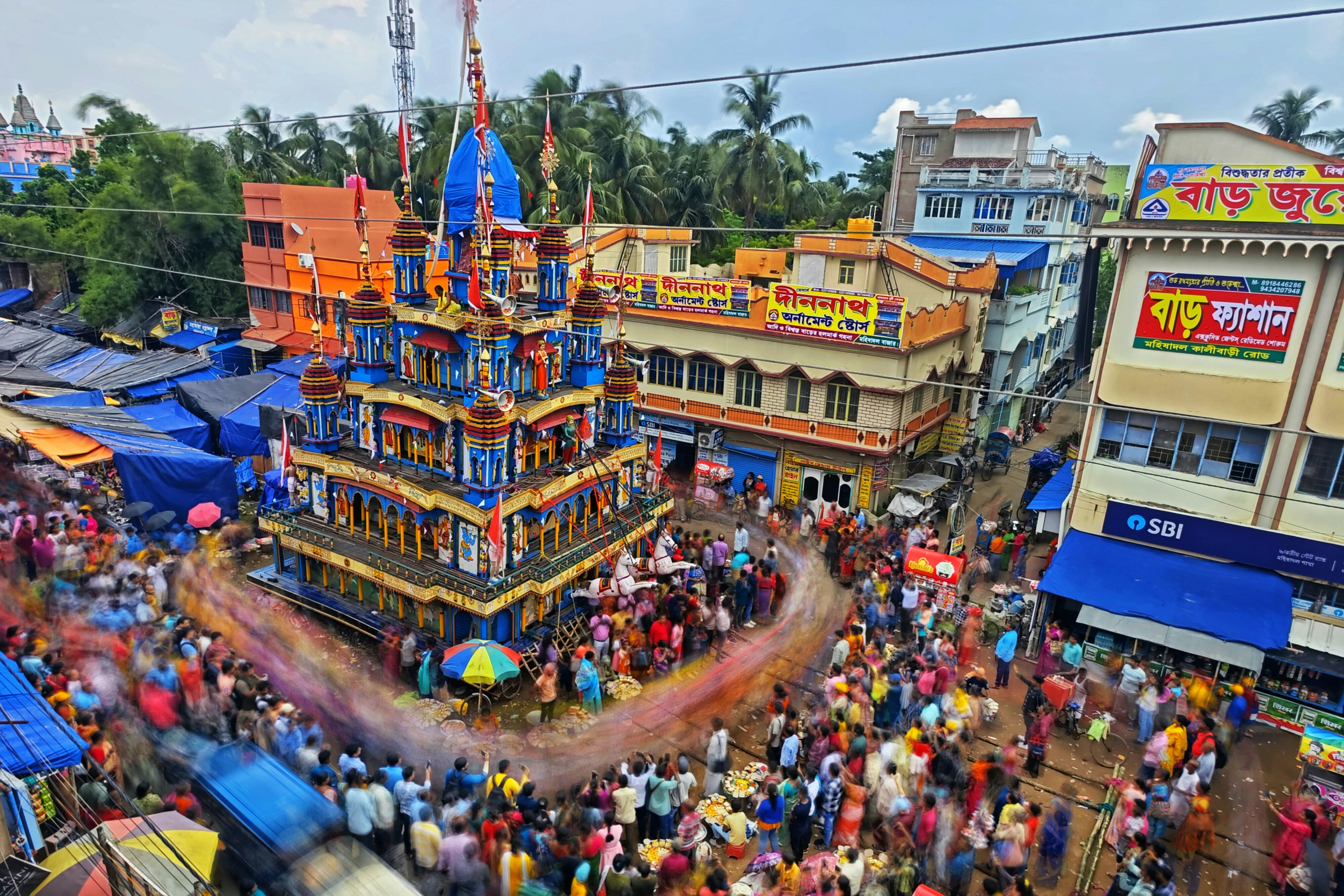 A crowd of people standing around a carnival