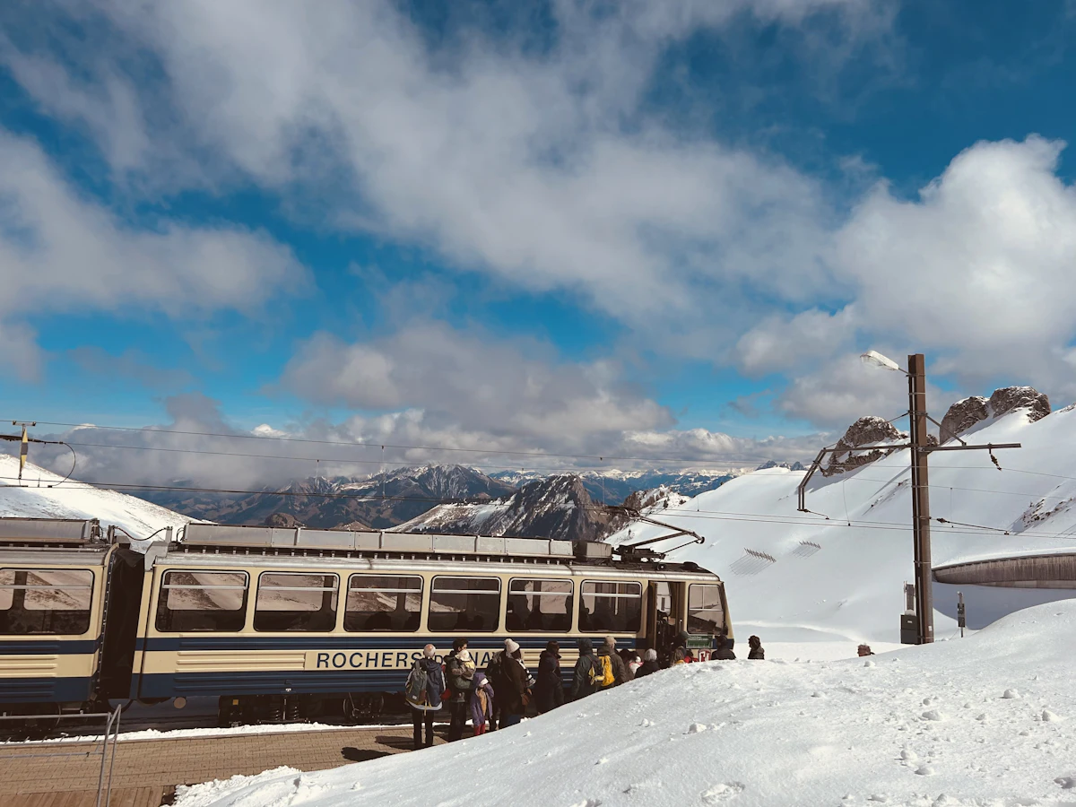 Trein op een besneeuwde berghelling in Zwitserland