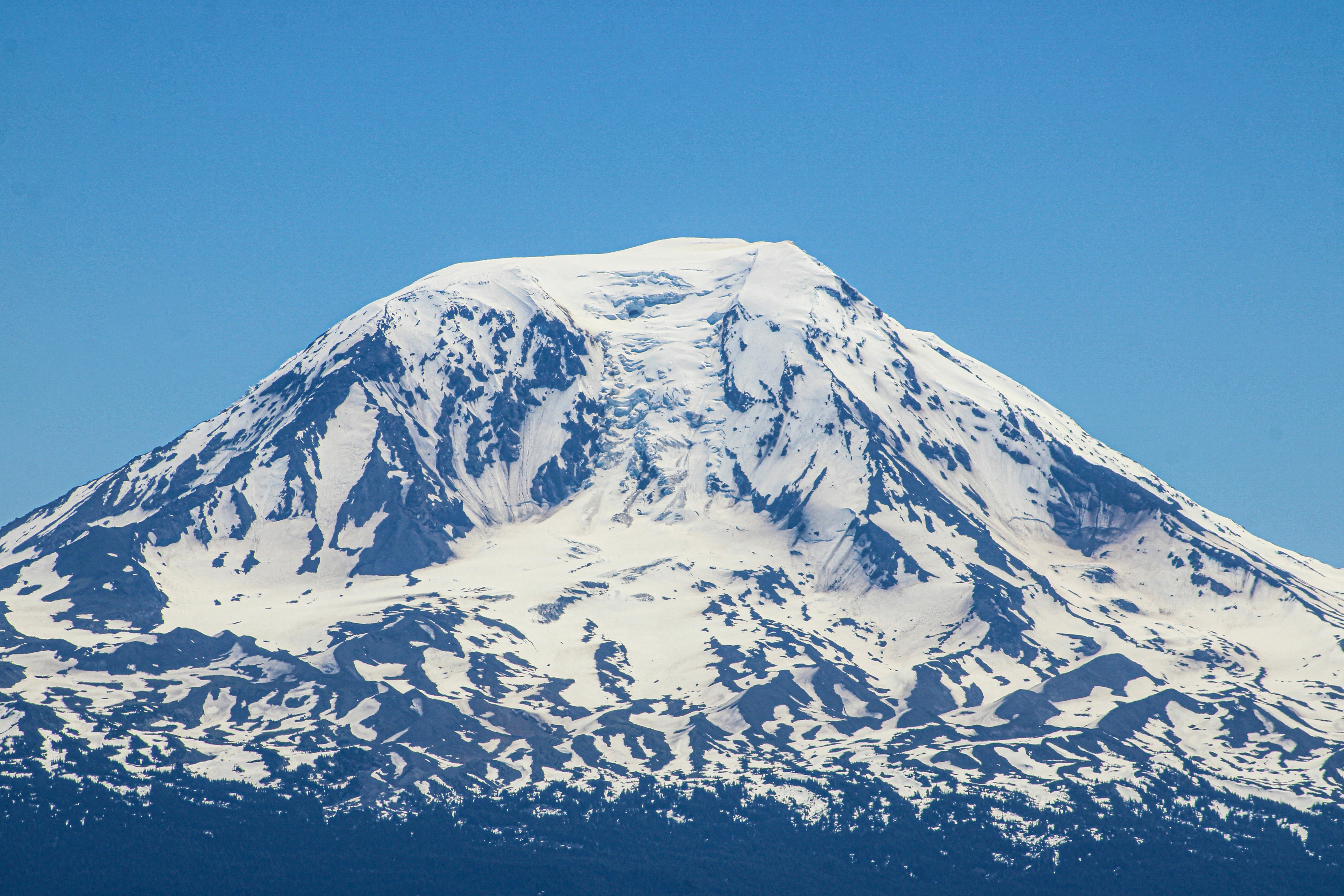 Een met sneeuw bedekte berg midden op de dag
