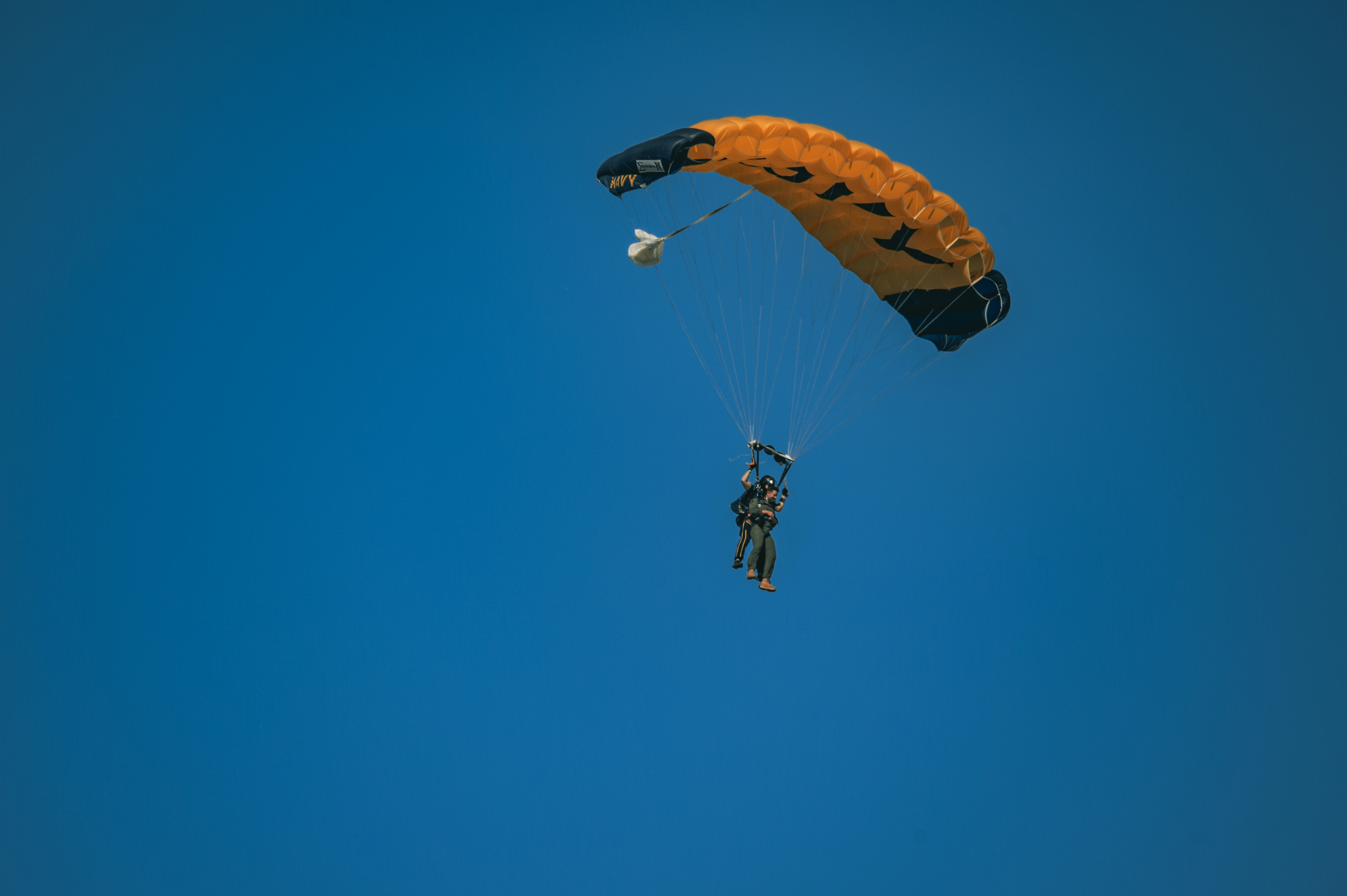 Nebezpečenstvo pohodlia: Lekcie zo zoskokov padákom