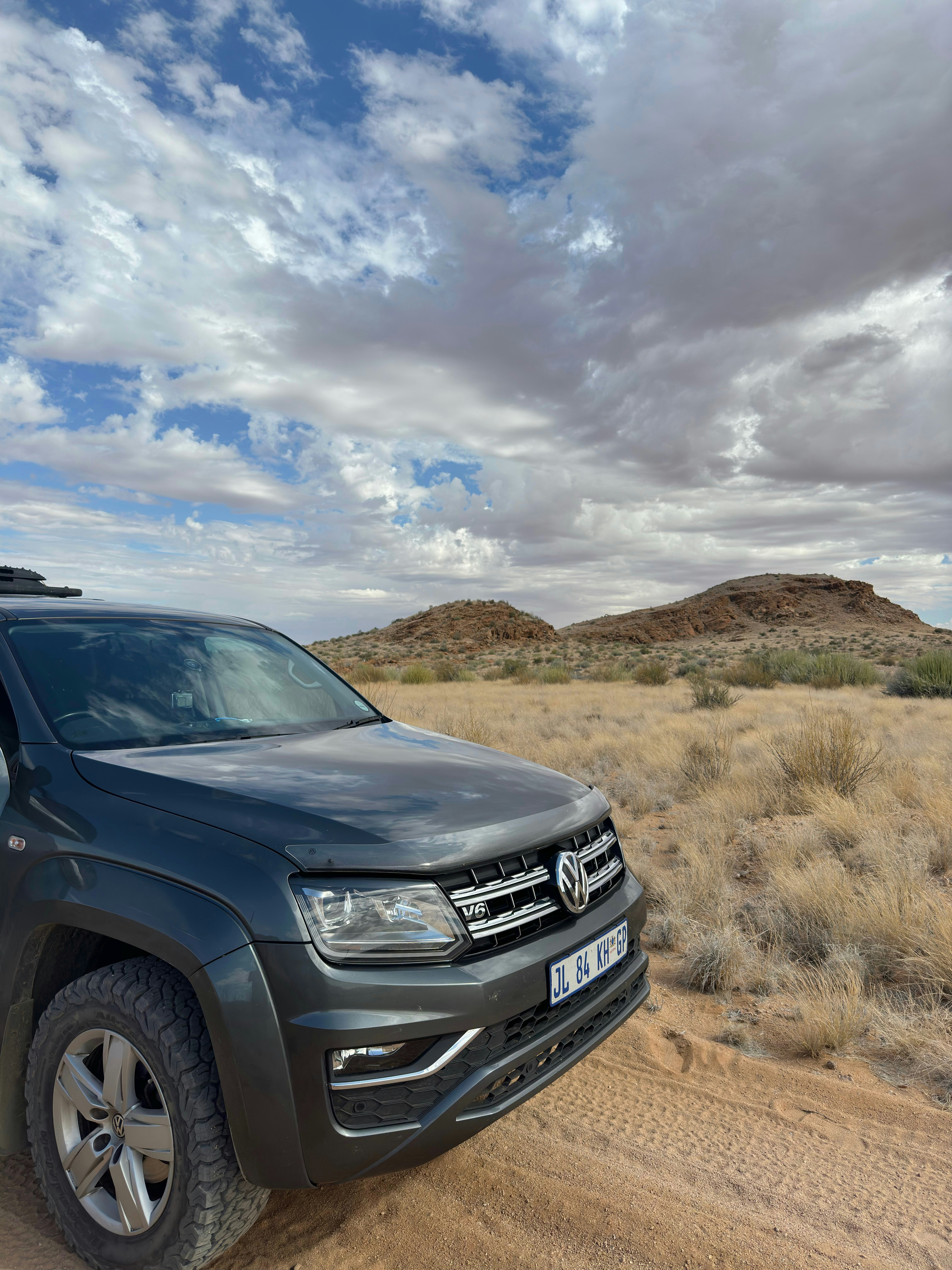 Volkswagen Amarok in desert landscape.