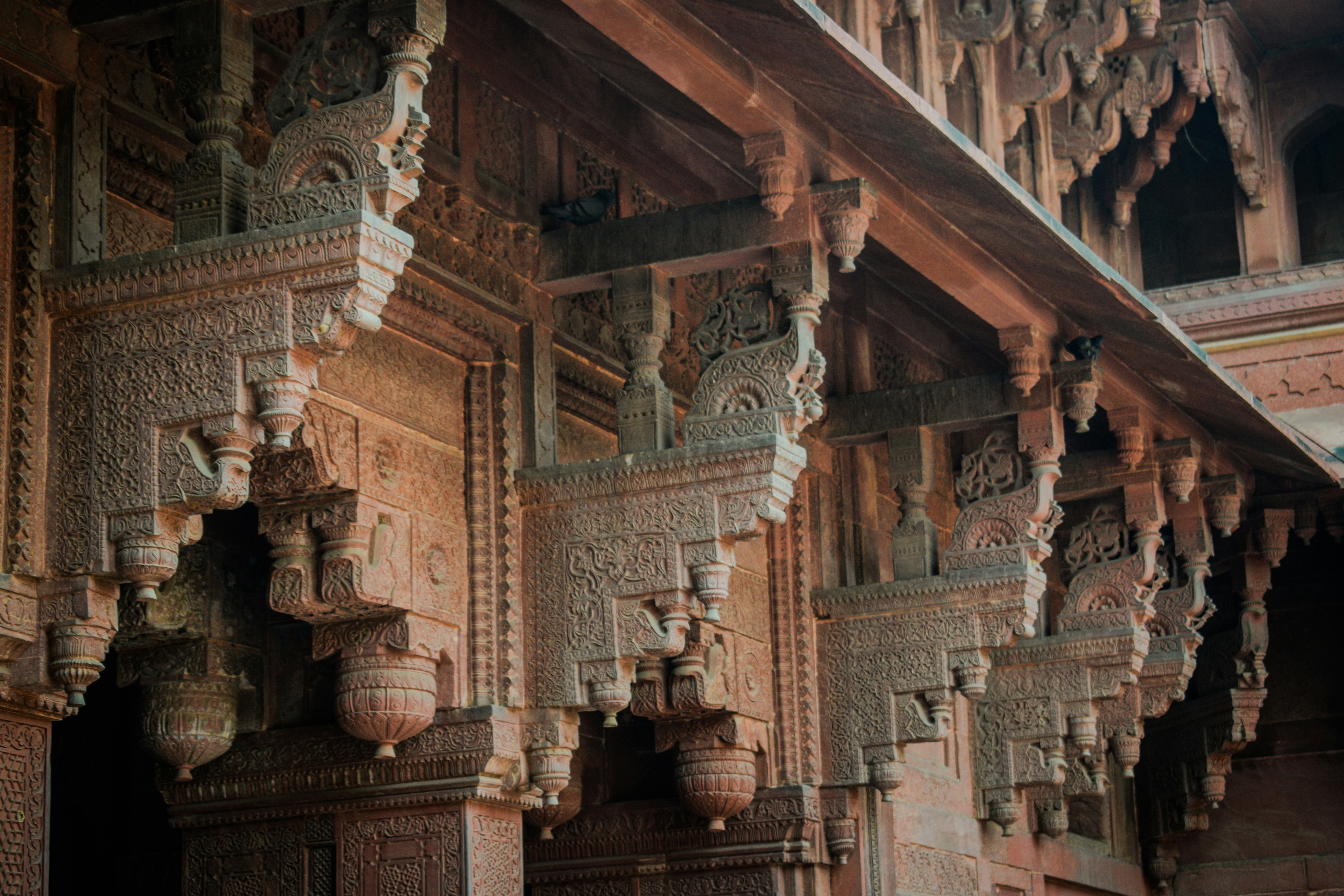 Un bâtiment en bois avec des sculptures sur le côté