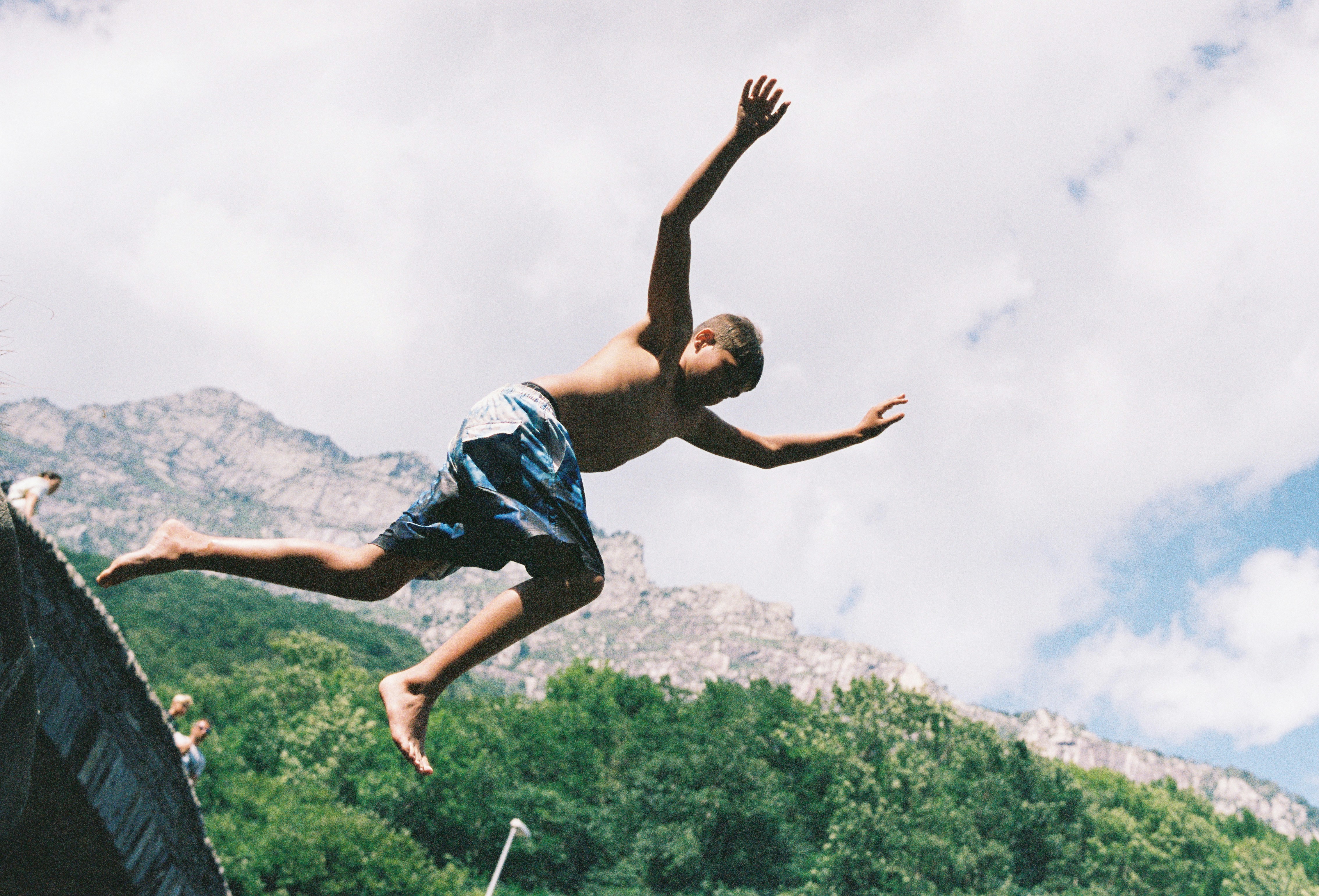 gray computer monitor