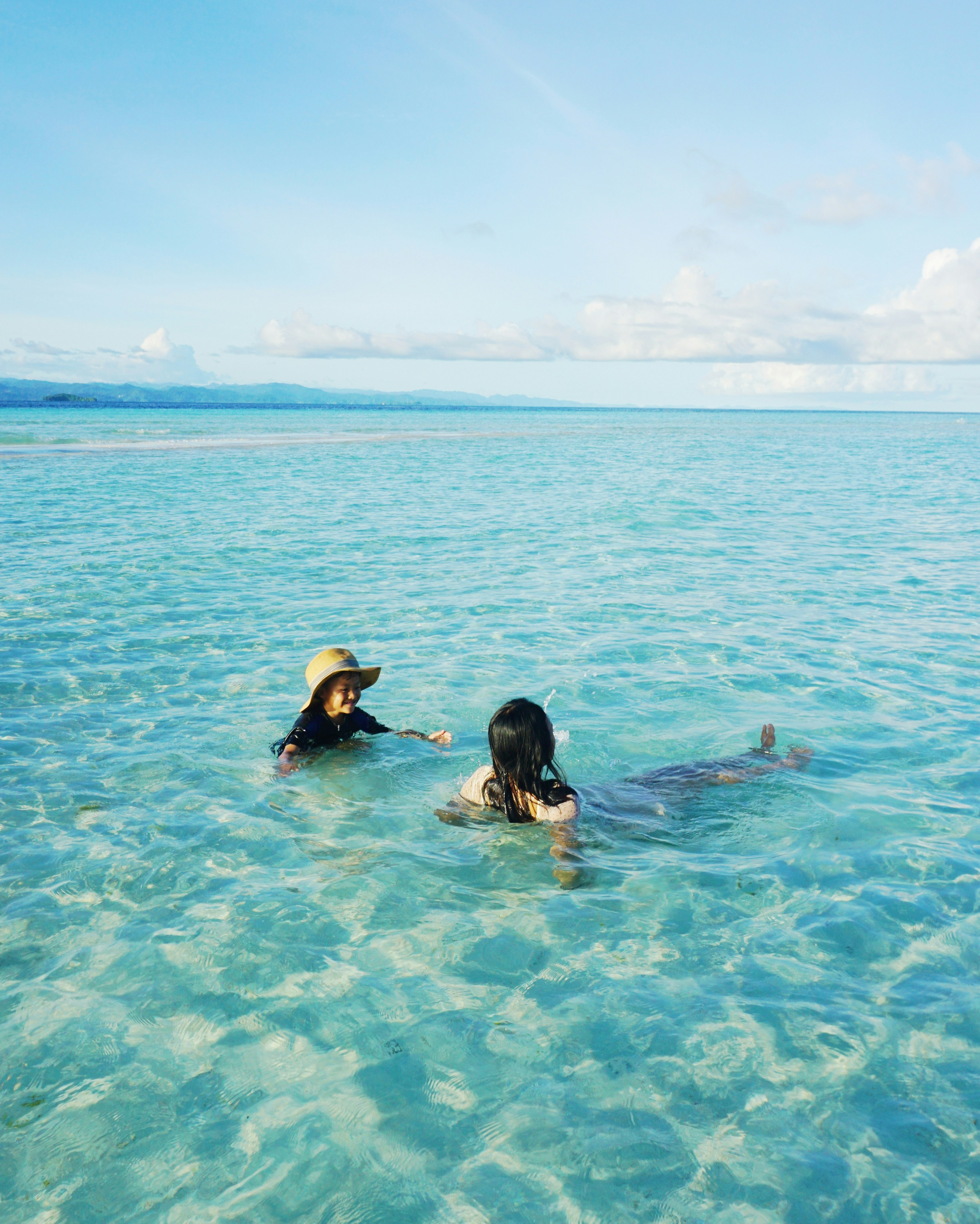 Zwei Personen, die an einem sonnigen Tag im Meer schwimmen