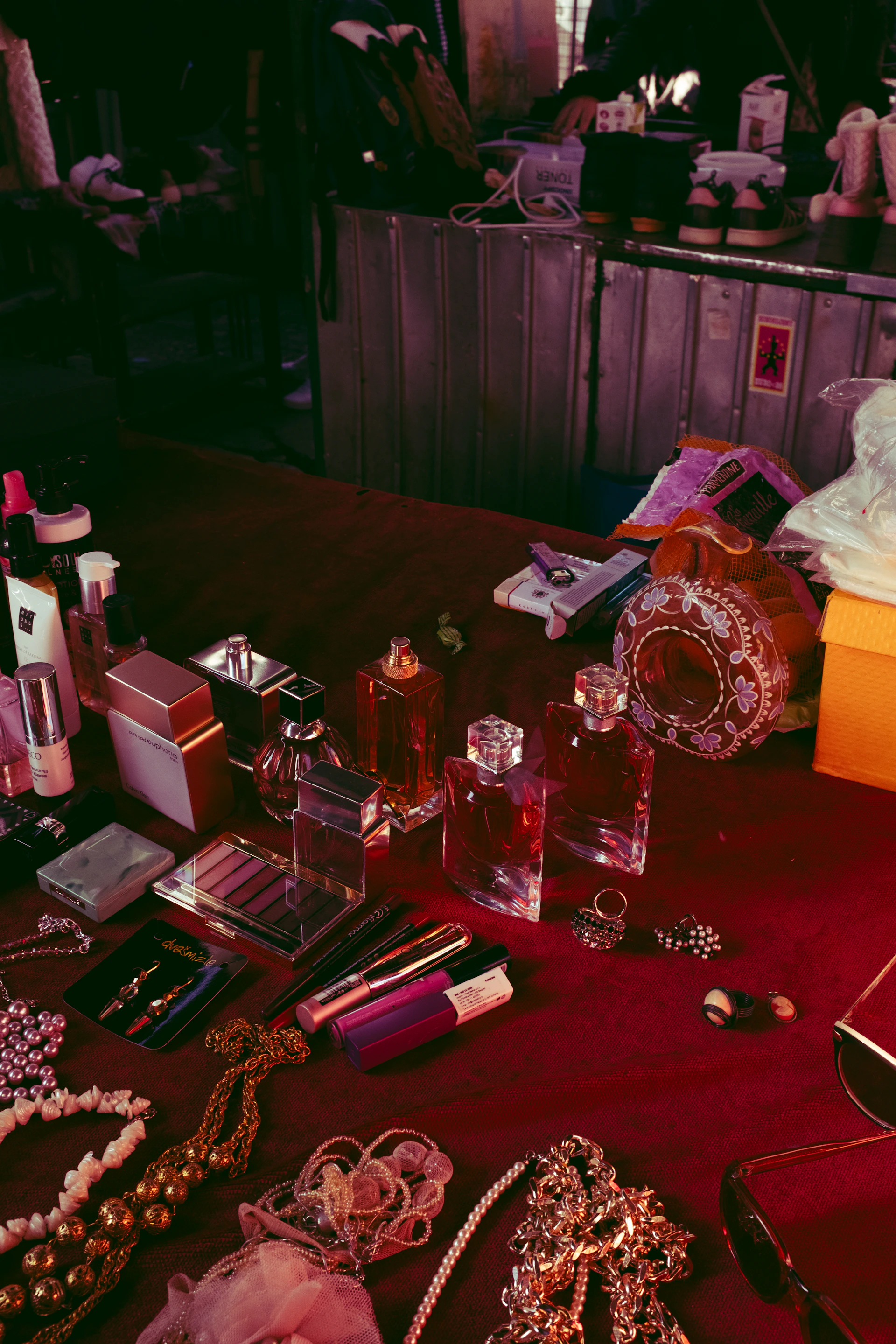 A table topped with lots of different types of jewelry