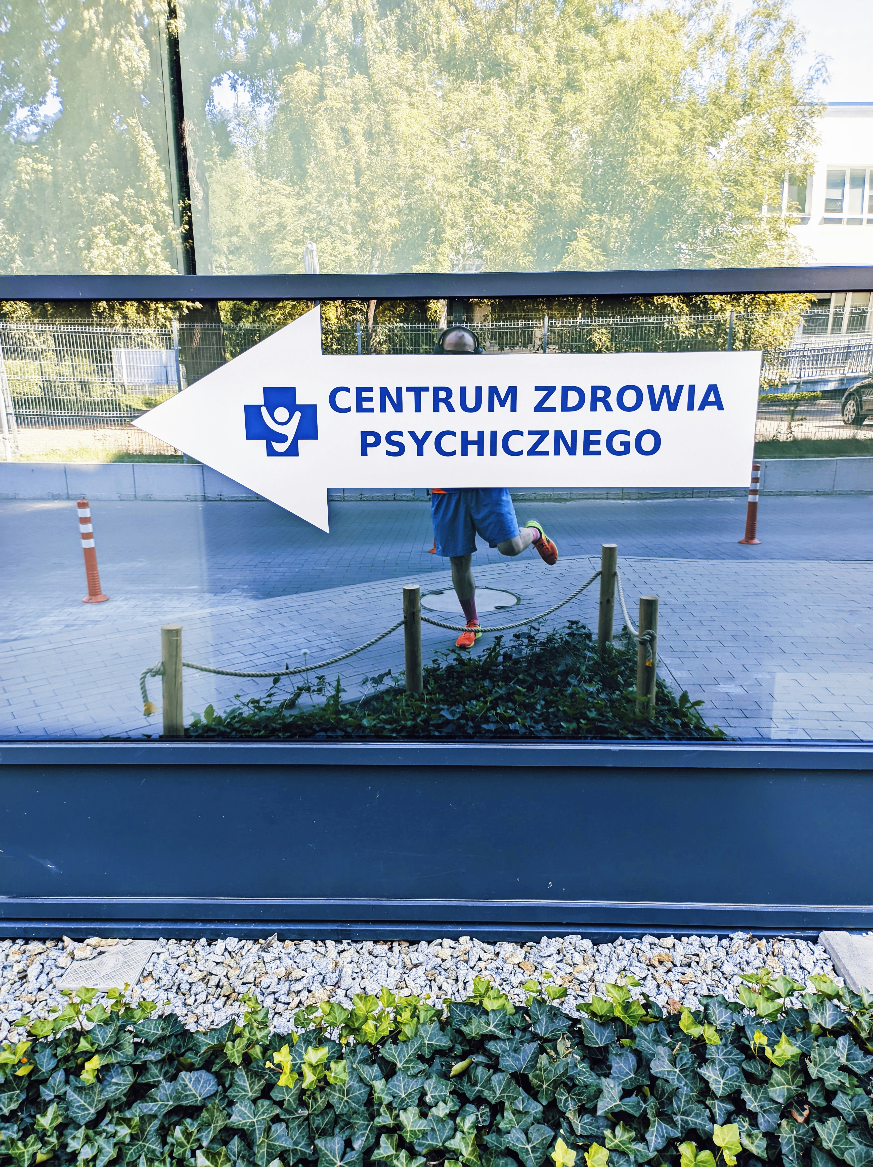 A sign in the window of a building that says centrum zdrowa ps