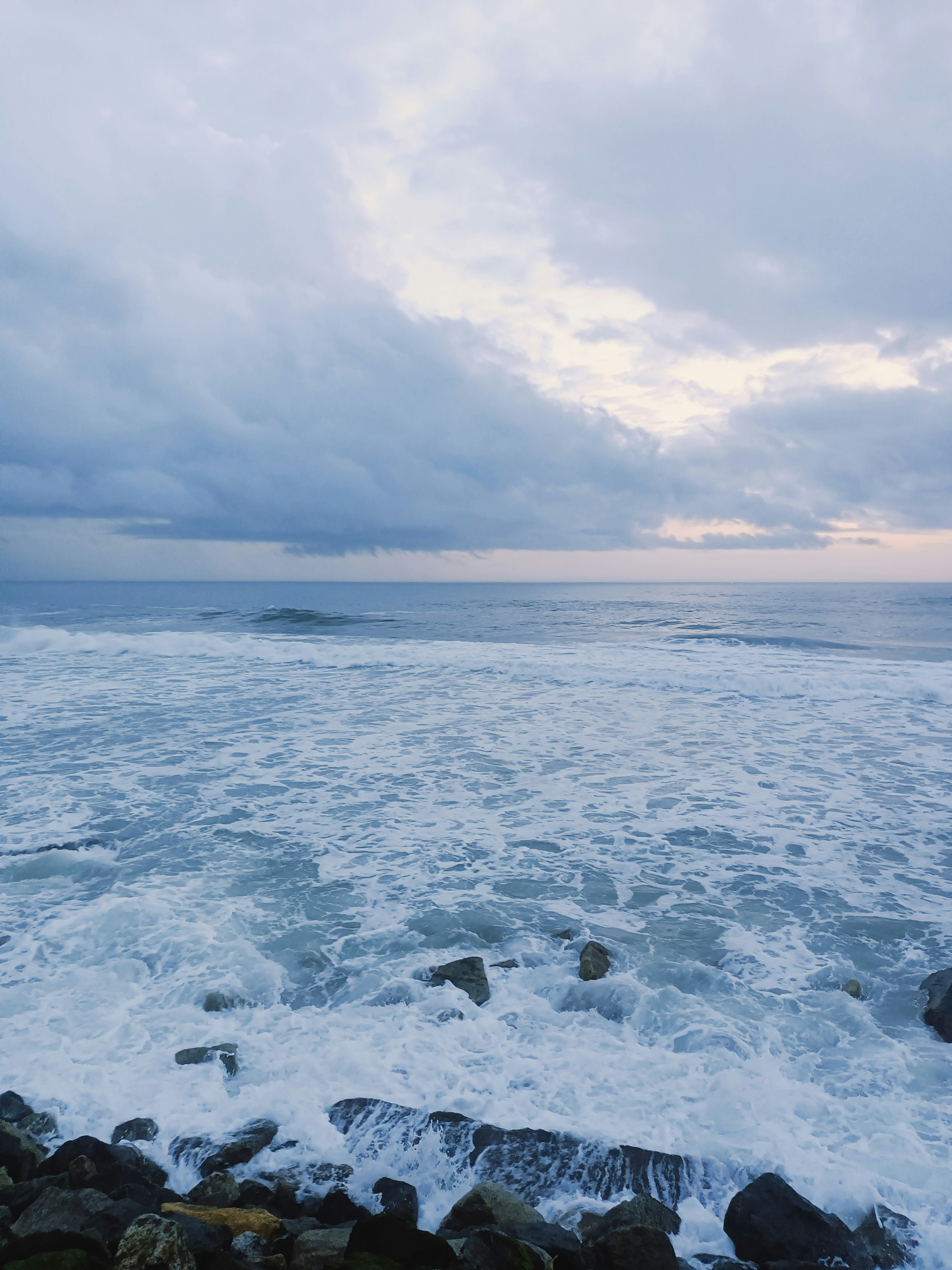 A view of the ocean from a rocky shore photo – Free Sea Image on Unsplash, image size:3000x4000