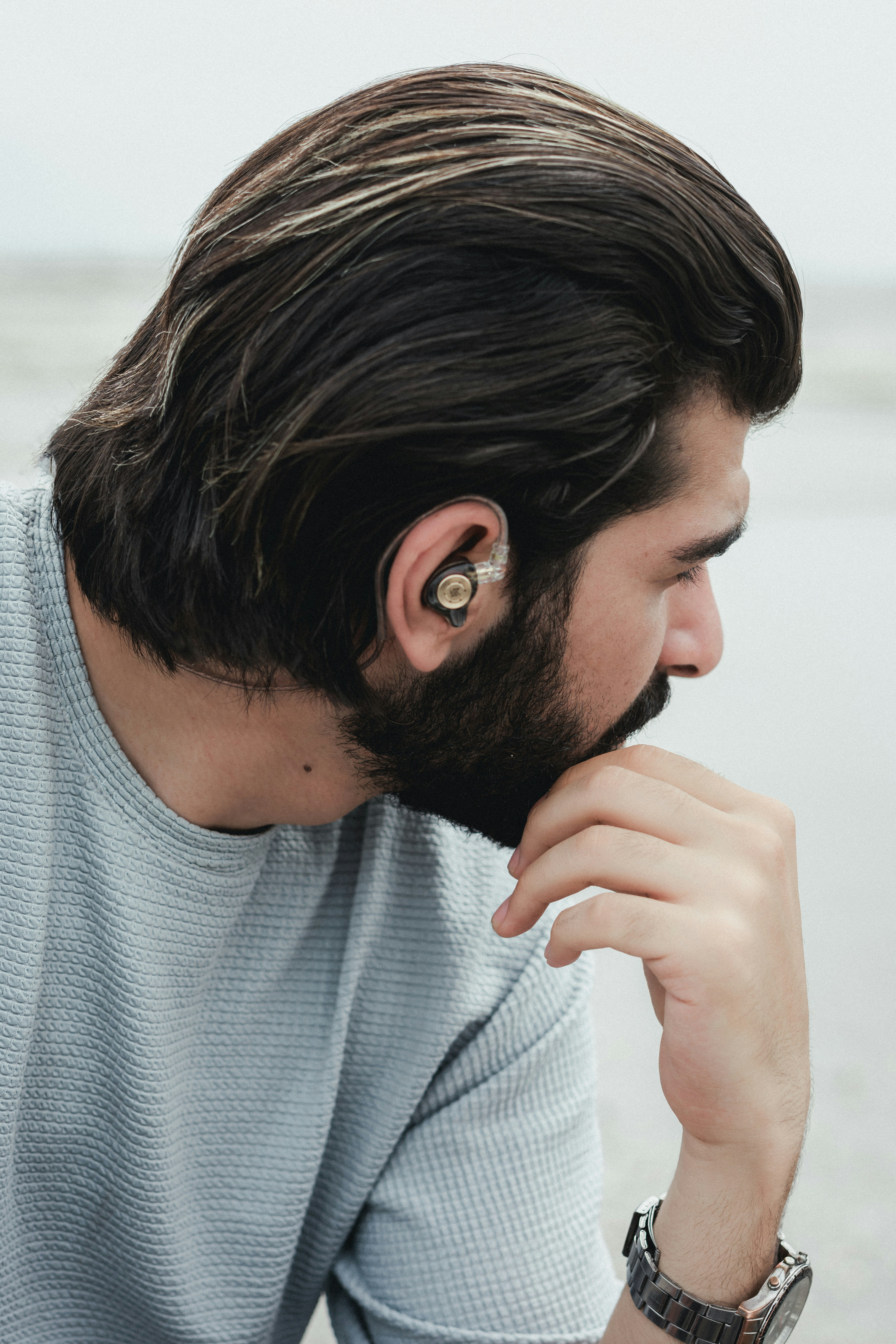 Ein Mann mit Bart, der ein Paar Ohrstöpsel trägt