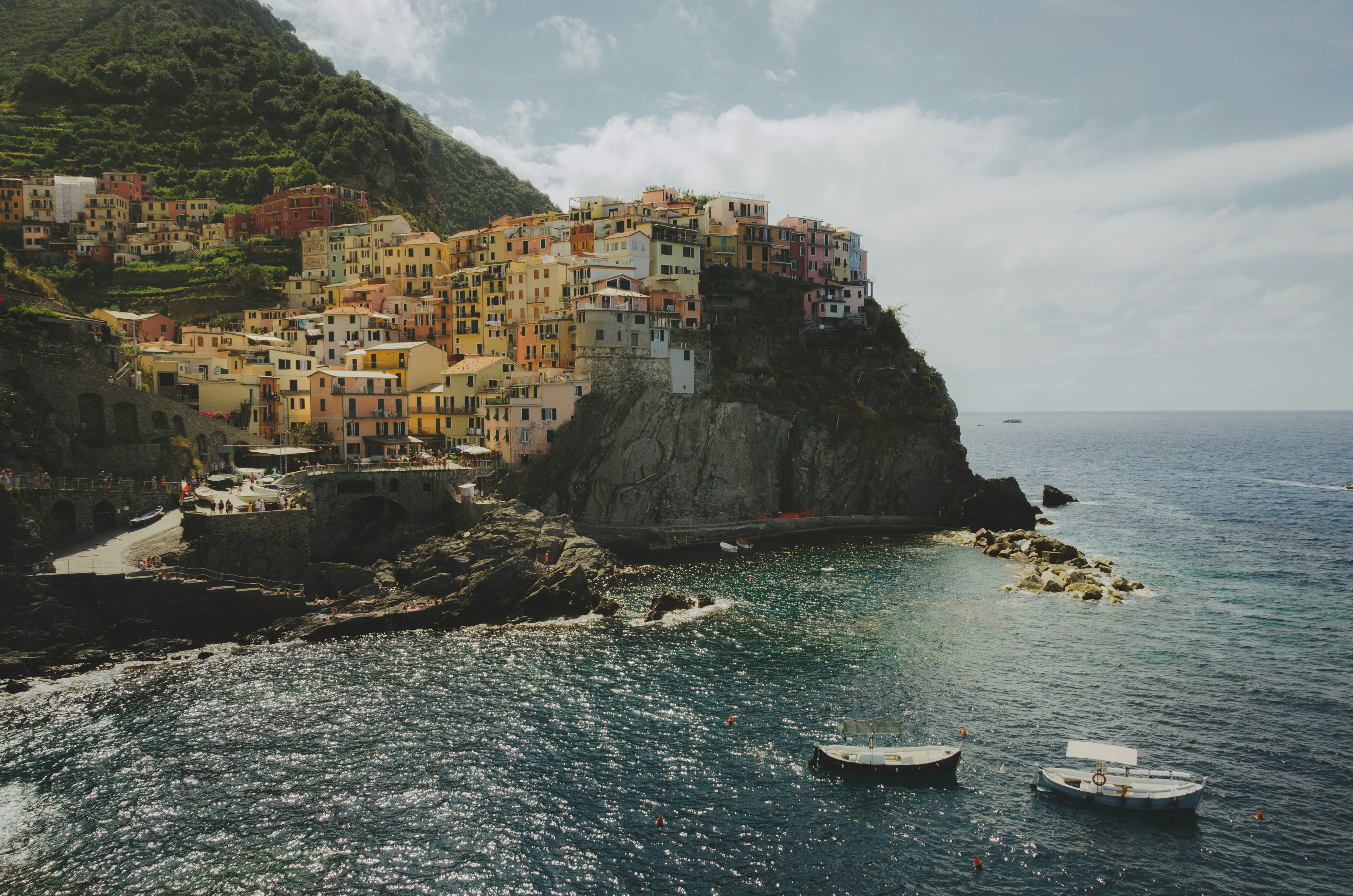 Eine Gruppe von Booten, die auf einem Gewässer treiben