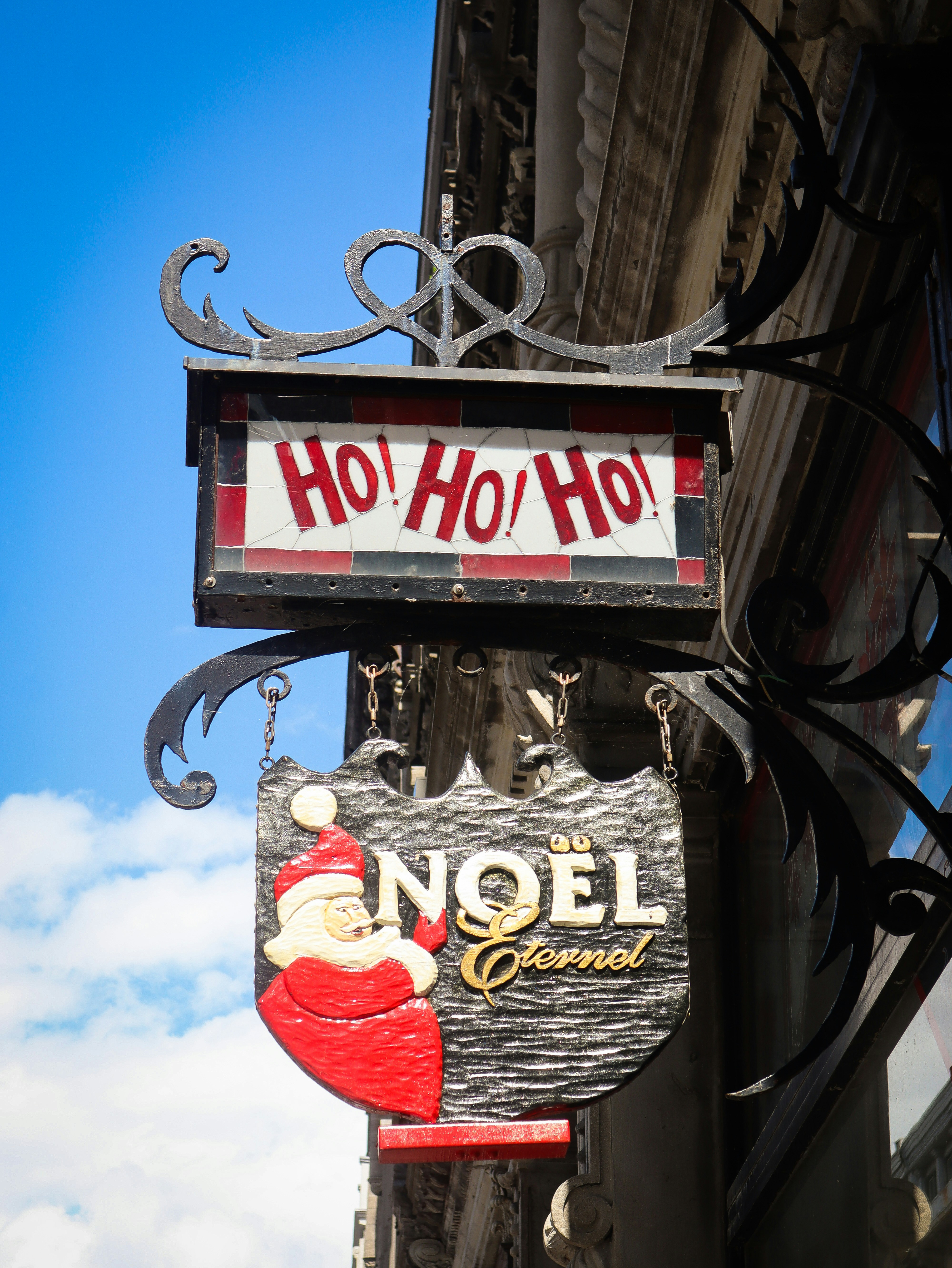 Un'insegna al neon appesa al lato di un edificio