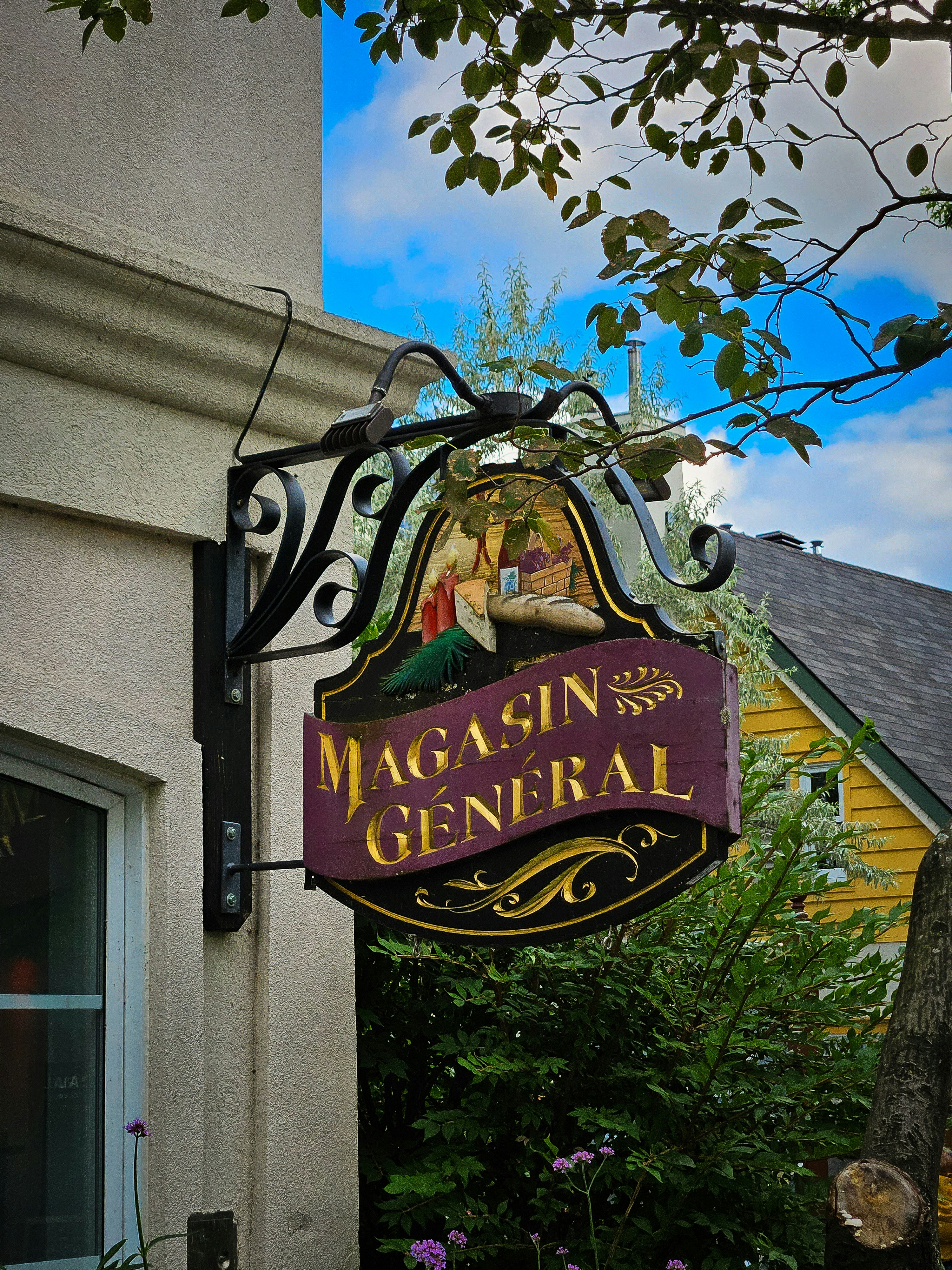 Un cartello appeso al lato di un edificio