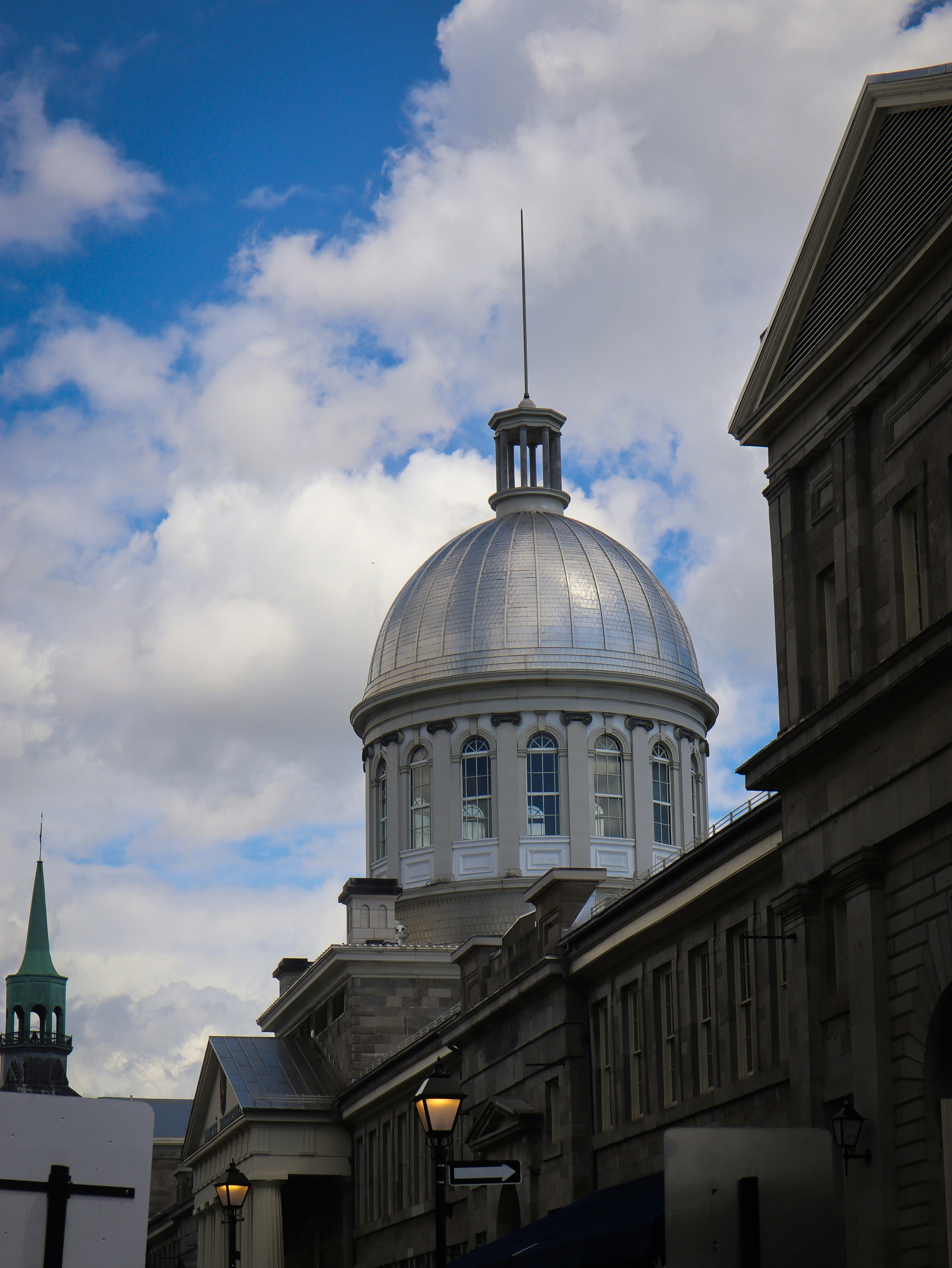 Un grande edificio con una cupola in cima