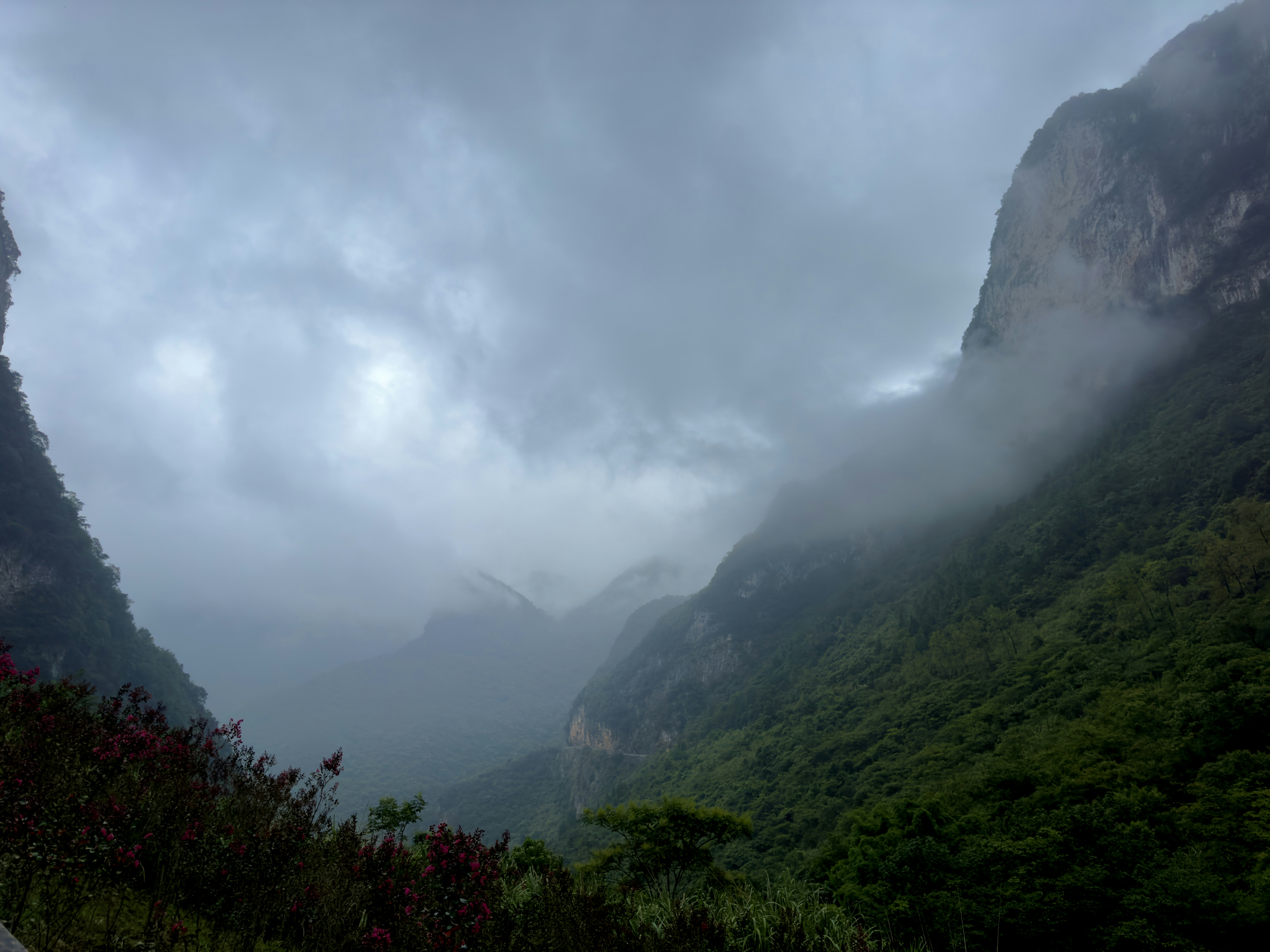 Une vue panoramique d’une montagne au ciel nuageux