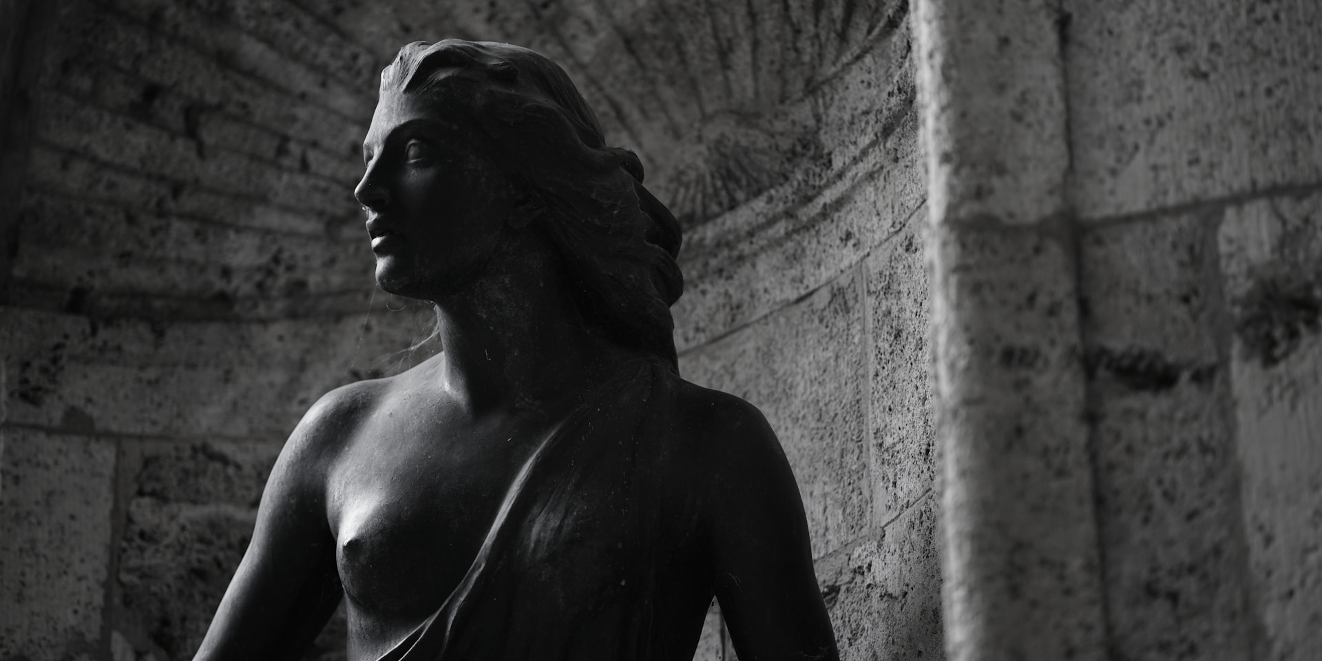 A black and white photo of a statue of a woman