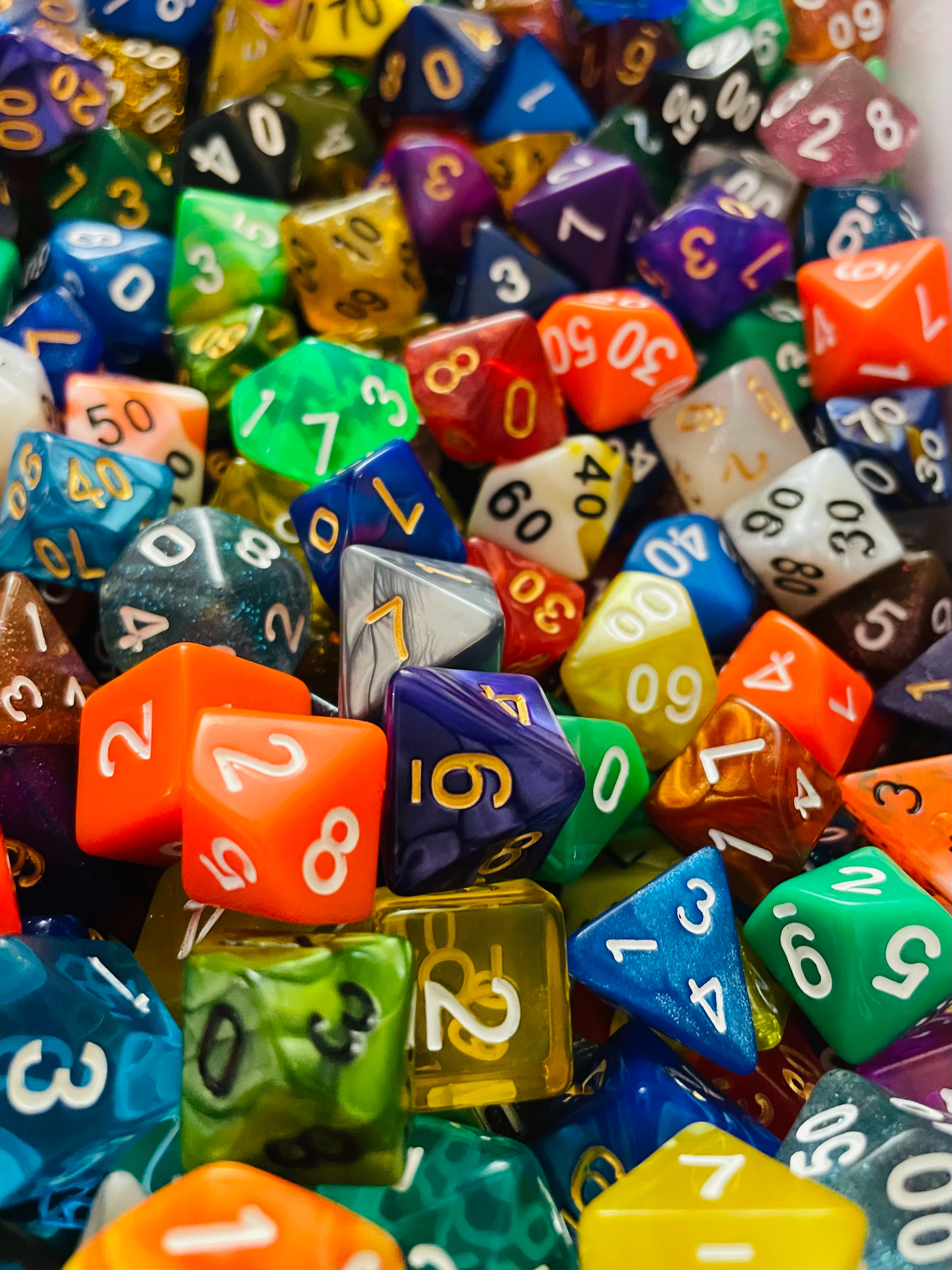 Tas de dés de jeu de rôle multicolores